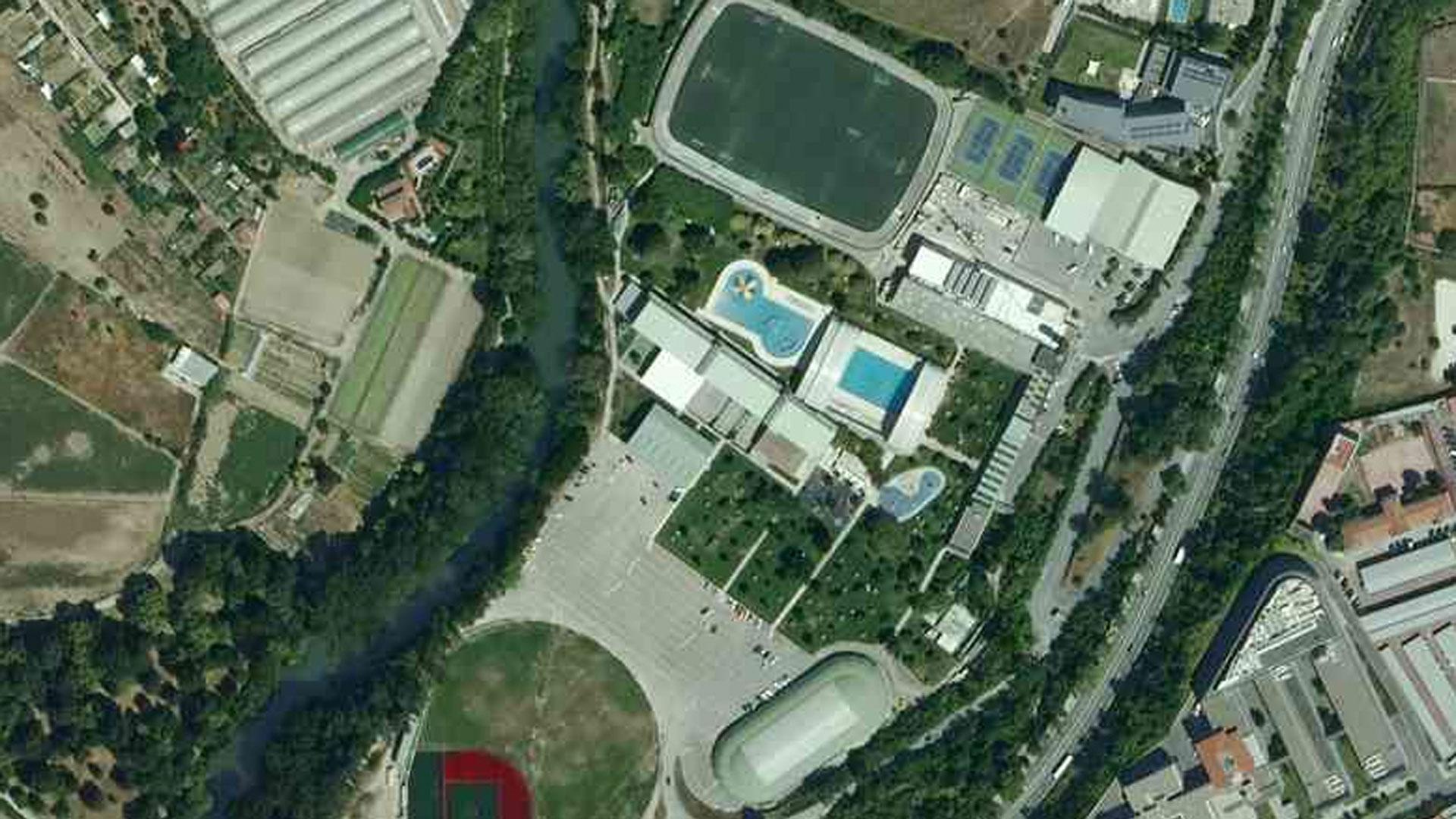 El Ayuntamiento reordenará las lindes de la Ciudad Deportiva Amaya para establecer de un camino peatonal junto al Arga que permita el paseo por la margen