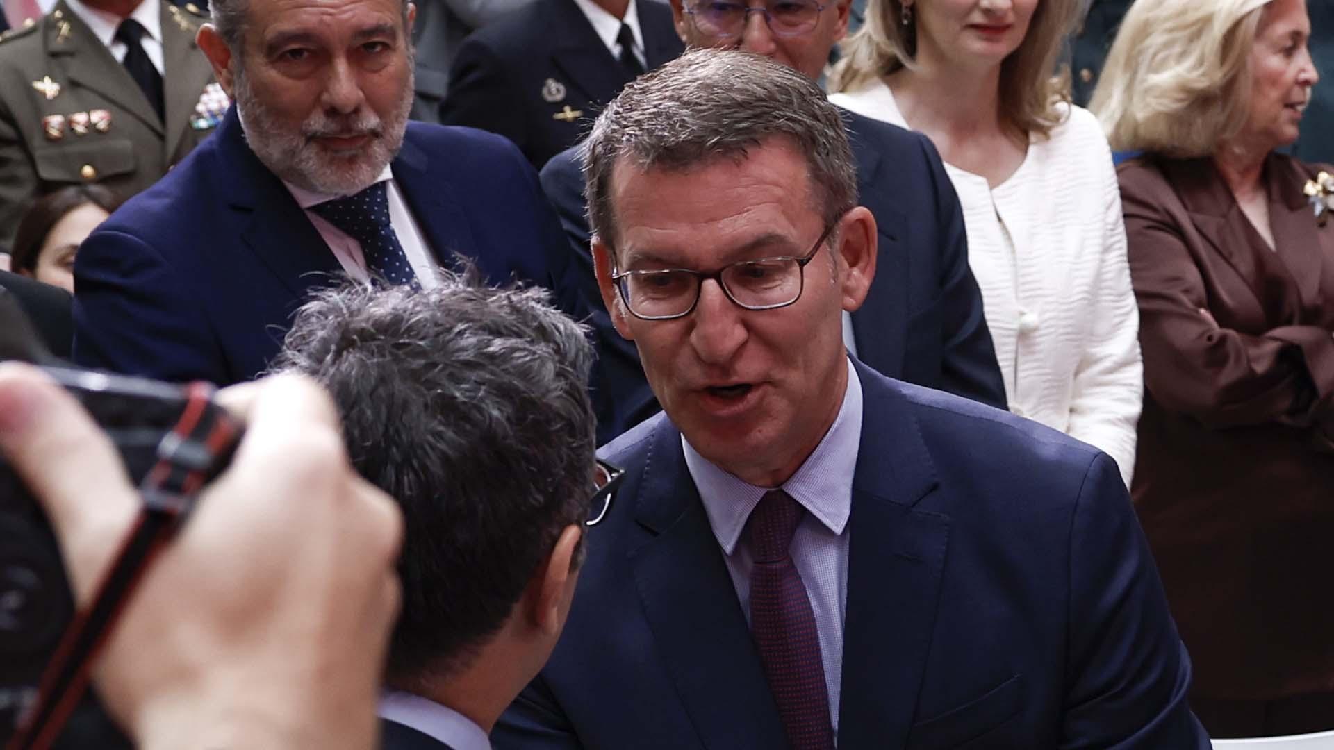 Alberto Núñez Feijóo saluda al ministro Félix Bolaños, este martes en Madrid