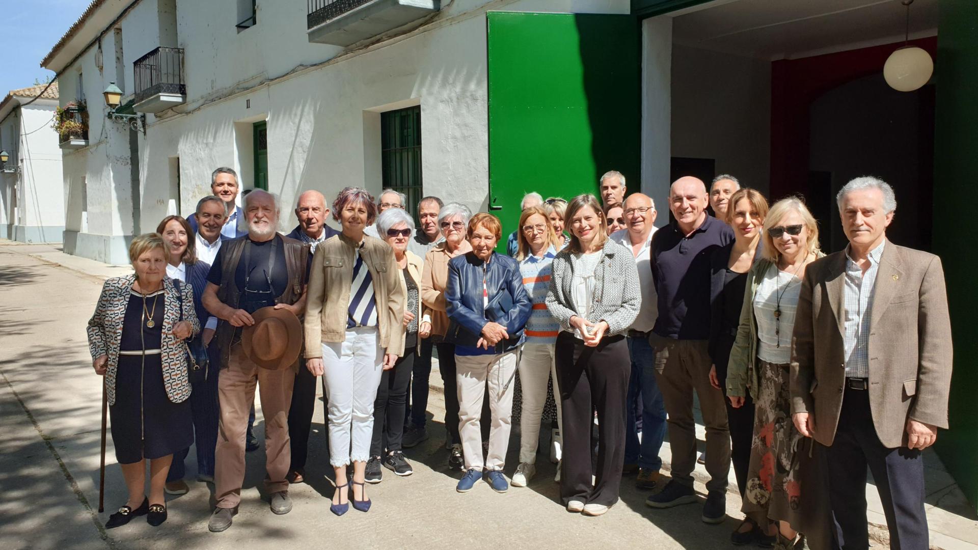 Personas que trabajaron en El Bocal junto a autoridades en la presentación del documental