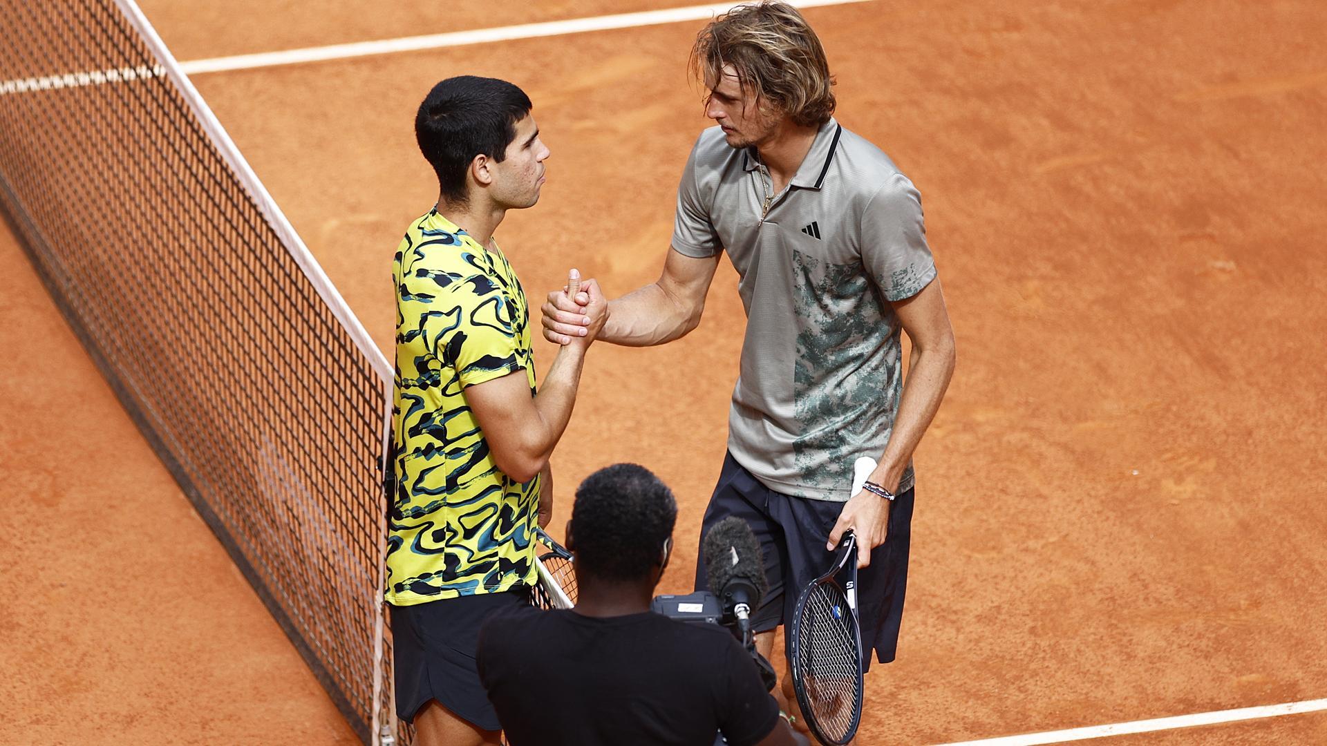 Carlos Alcaraz saluda al alemán Zverev tras vencer el partido en la Caja Mágica