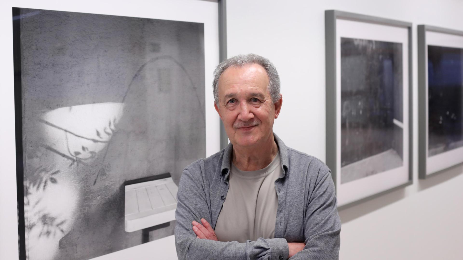 Carlos Cánovas en la exposición 'Refugios', que se puede visitar en el edificio El Sario de la UPNA