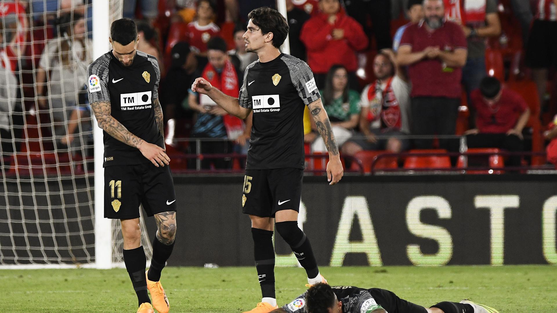 Desolación entre los jugadores del Elche tras caer derrotados y consumar el descenso