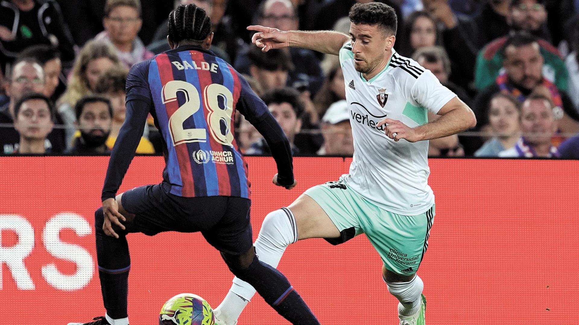 Kike Barja, que aportó mucha chispa, intenta driblar a Balde