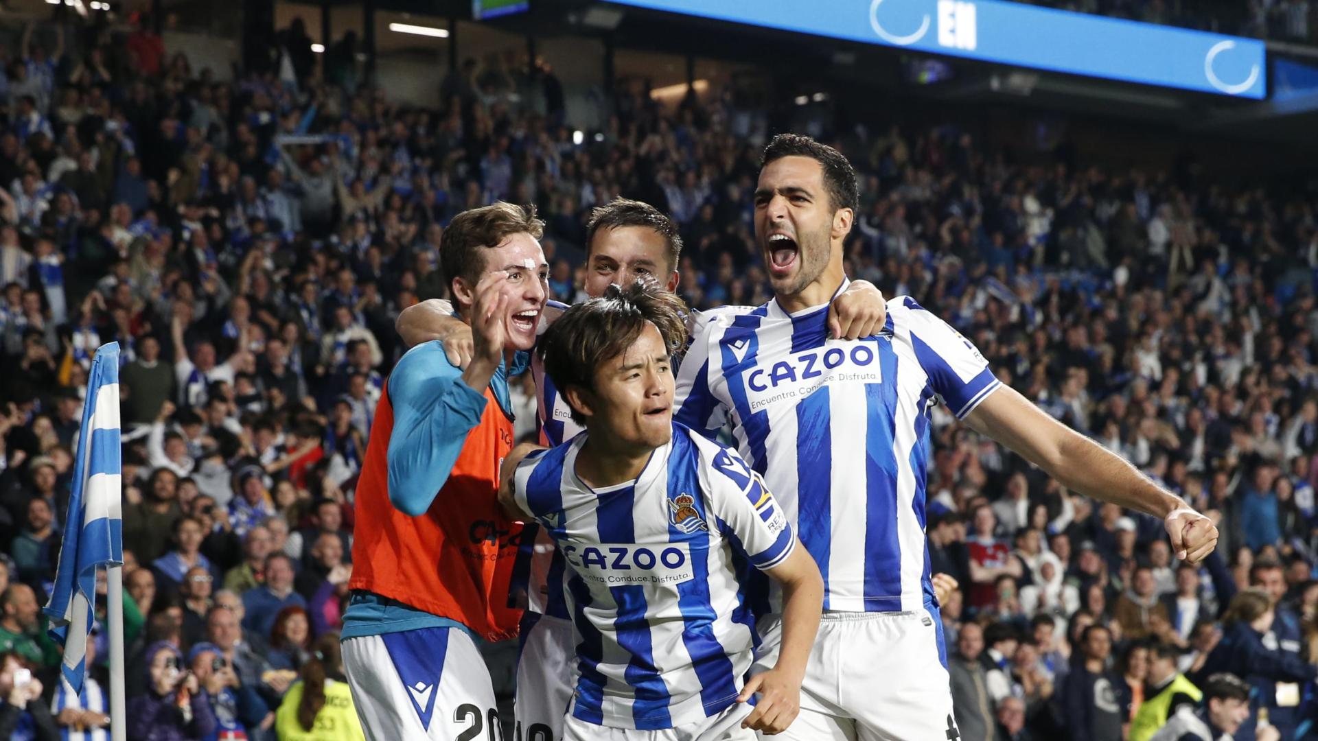La Real celebra el primer gol de Kubo ante el Madrid. En la imagen, los navarros Mikel Merino y Jon Pacheco