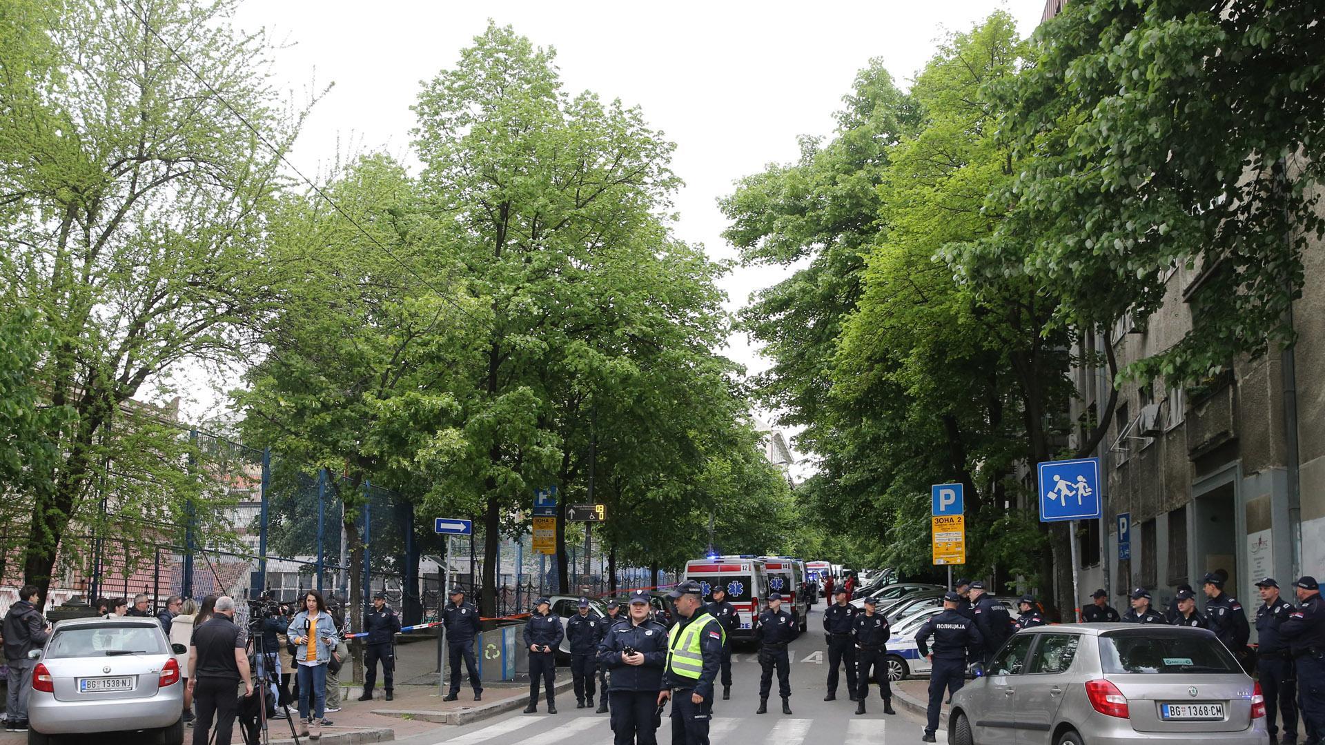 Fuerzas de seguridad, en el exterior del centro educativo