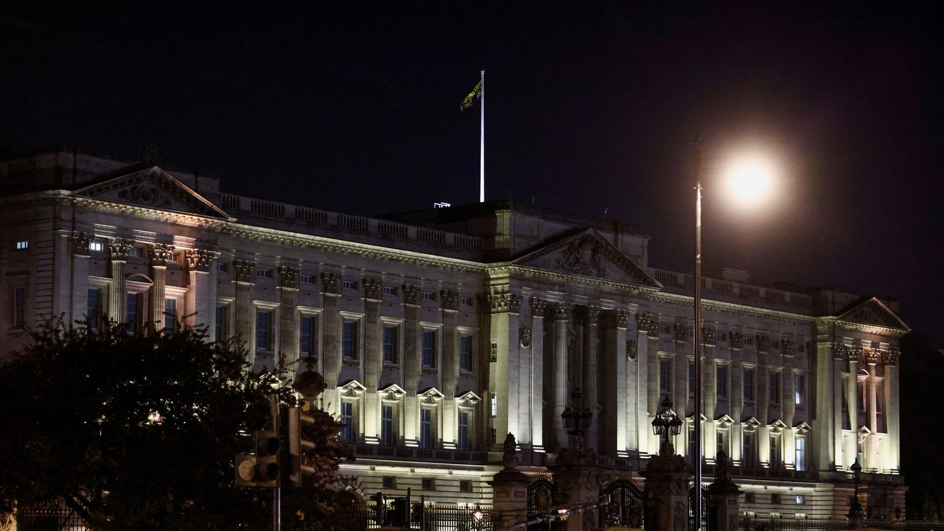 Fuerzas de seguridad en el exterior del Palacio de Buckingham