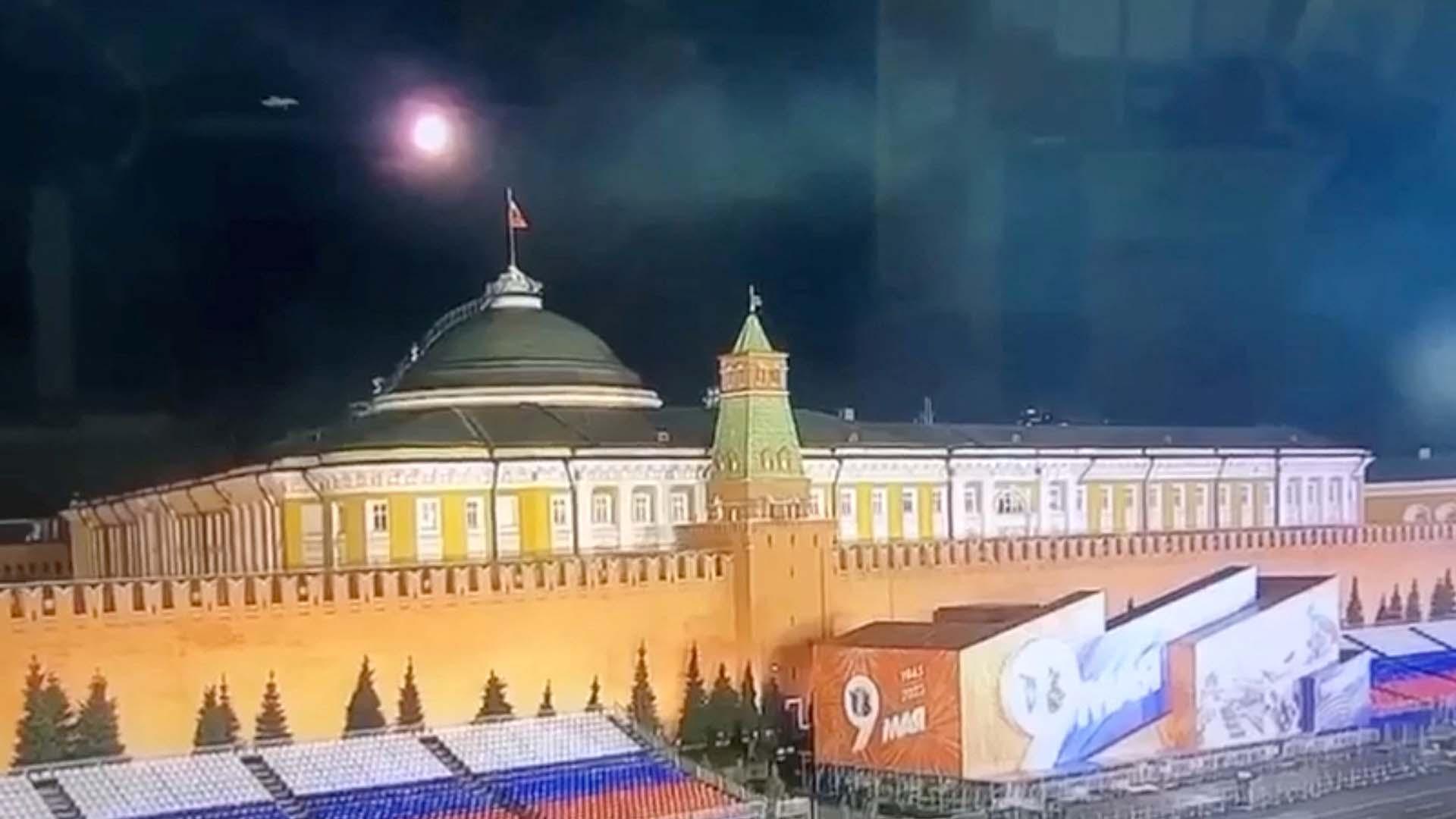 Un objeto volante no identificado, acercándose al Kremlin