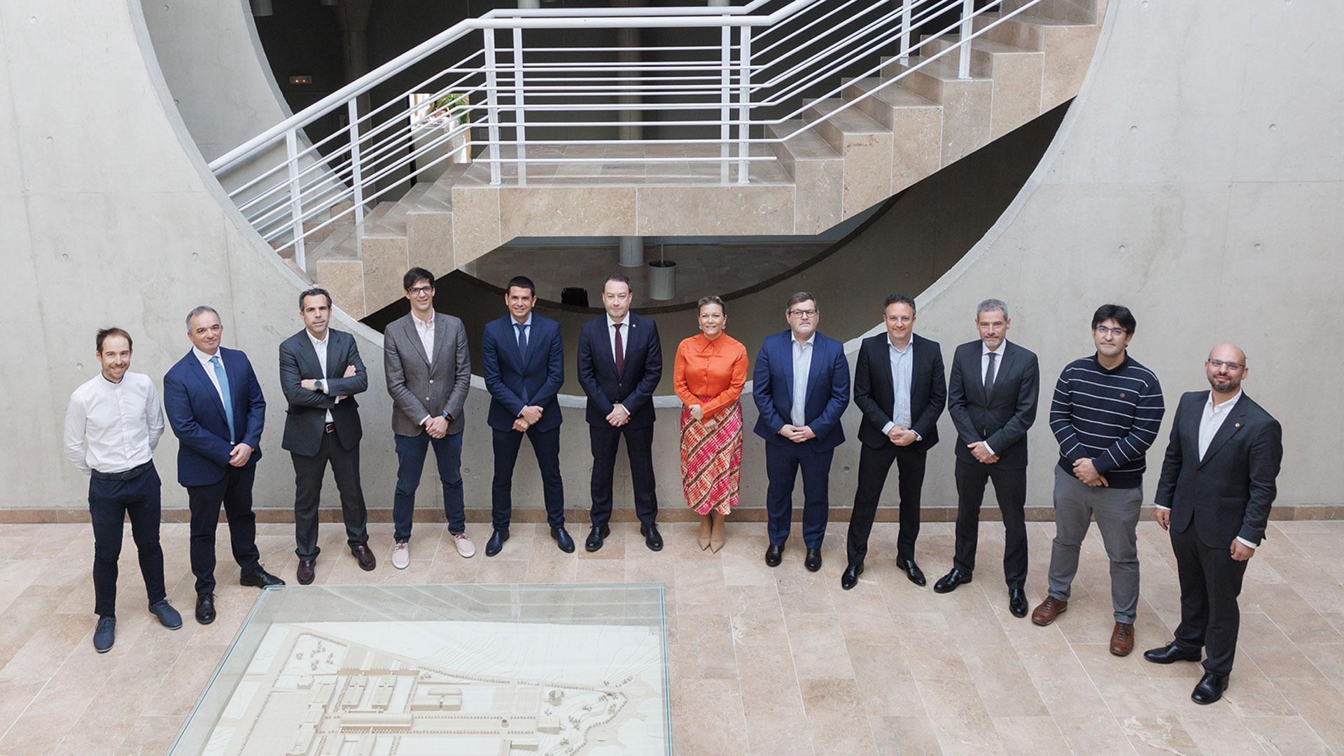 De izda. a dcha., Ángel Andueza (profesor de la UPNA), Jesús Martínez (director de RRHH de Jofemar), Ignacio Castro (key accounts manager RS), Iñigo Ayerra (IED Electronics), Alfonso Guinduláin (Guinaz Electronics), Ramón Gonzalo (rector de la UPNA), Yolanda Falcón (Falcón Electrónica), Rubén Trevejo (Azkoyen), Iván Moreno (Falcón Electrónica), Jorge San Miguel (Jofemar), Mikel Meoki (Embeblue) y Javier Goicoechea Fernández (director de la Escuela Técnica de Ingeniería Industrial, Informática y de Telecomunicación de la UPNA)