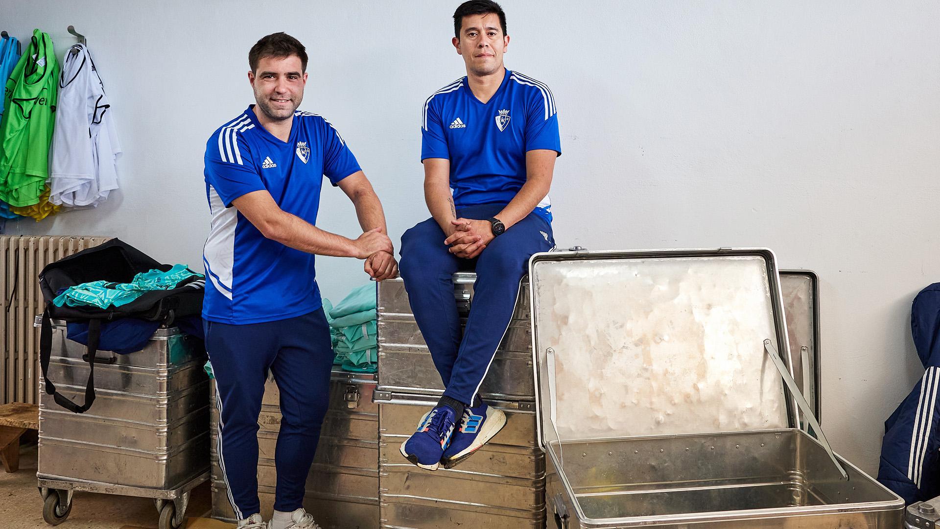 David Armendáriz, izquierda, y Andrés Ocampo, derecha, con los baúles en los que se transporta todo el material deportivo que emplea la primera plantilla de Osasuna