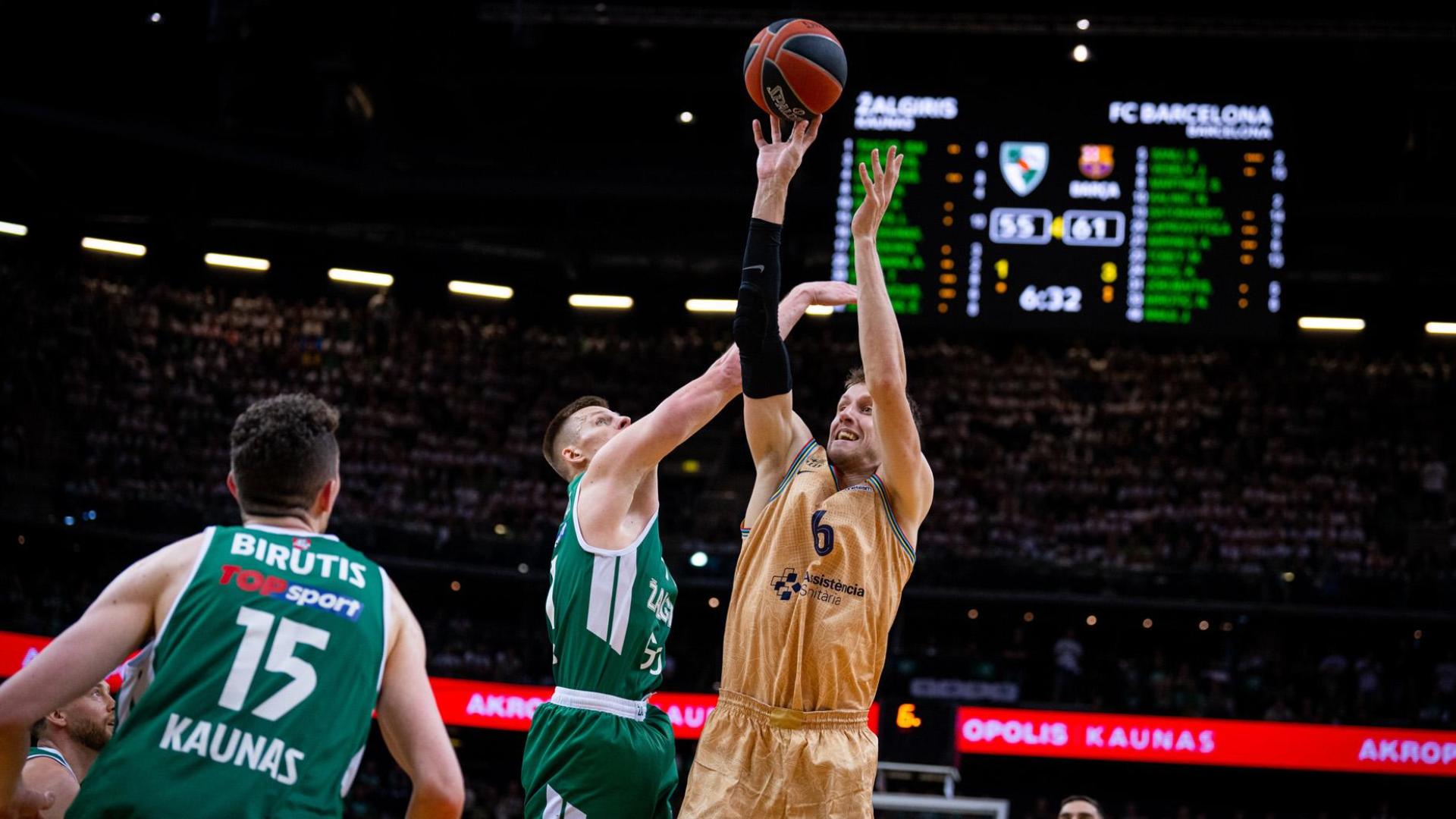 Jan Vesely lanza a canasta en el Zalgirio Arena