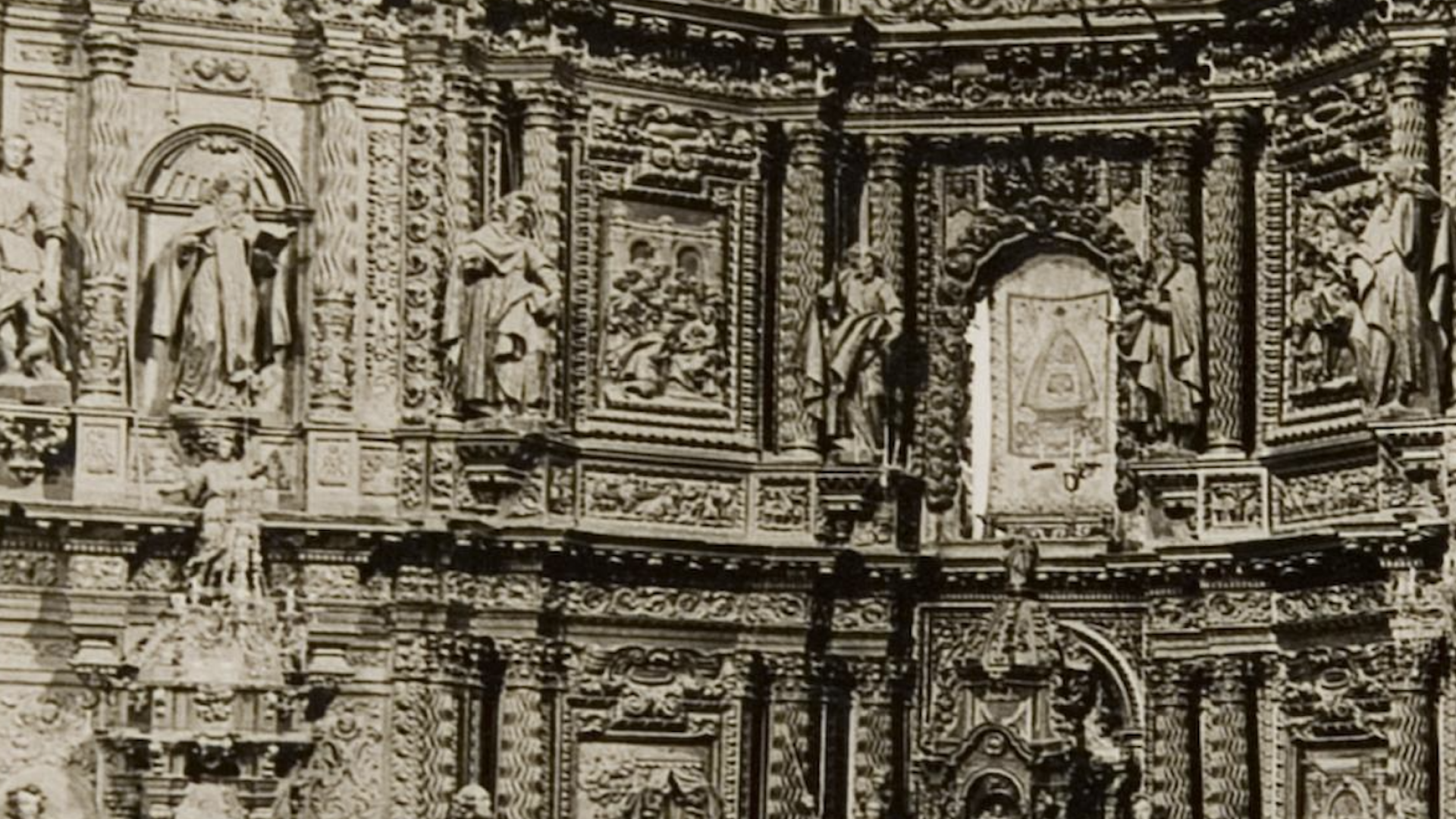 Detalle del retablo mayor de Los Arcos con las imágenes marianas veladas, en 1916