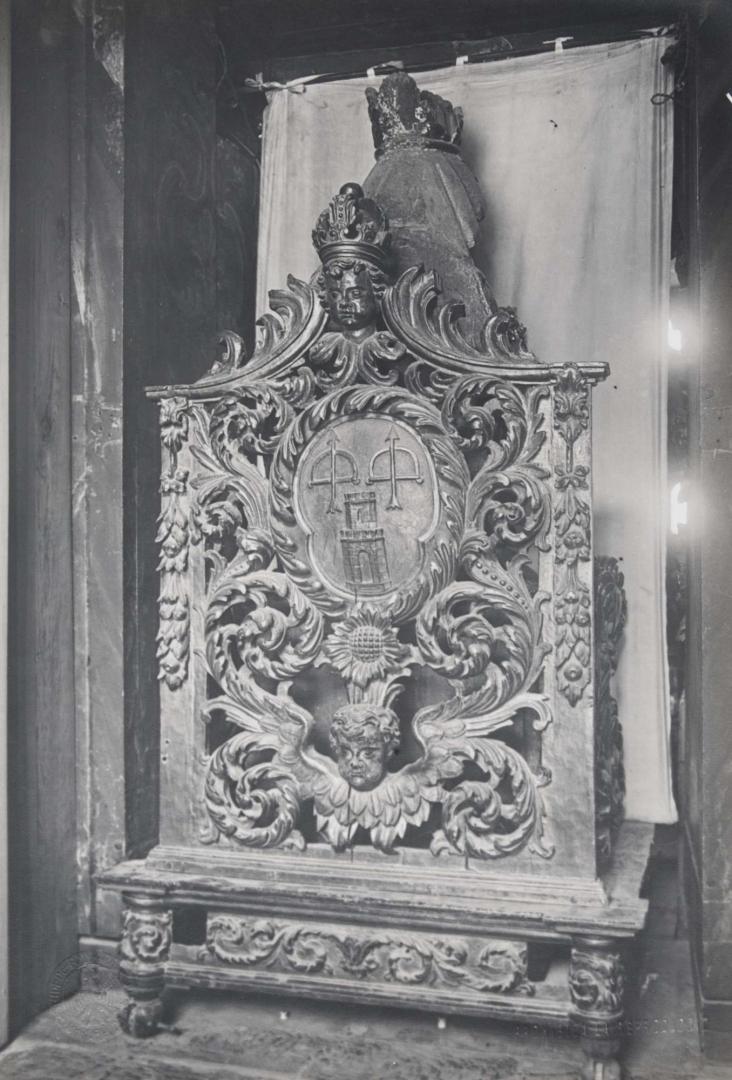 Trono barroco realizado por Juan Angel Nagusia y José Bravo (1736) para la titular de Los Arcos