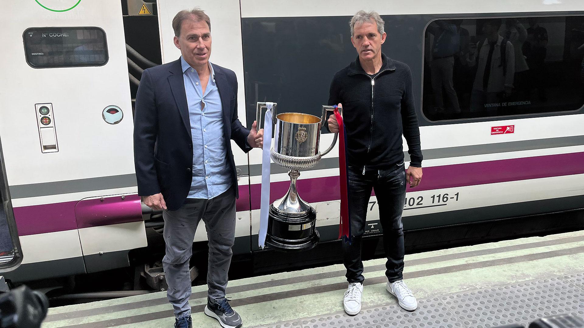 Rafael Martín Vázquez (izda.) y Jon Andoni Goikoetxea han sido los encargados de llevar la Copa del Rey hasta Sevilla