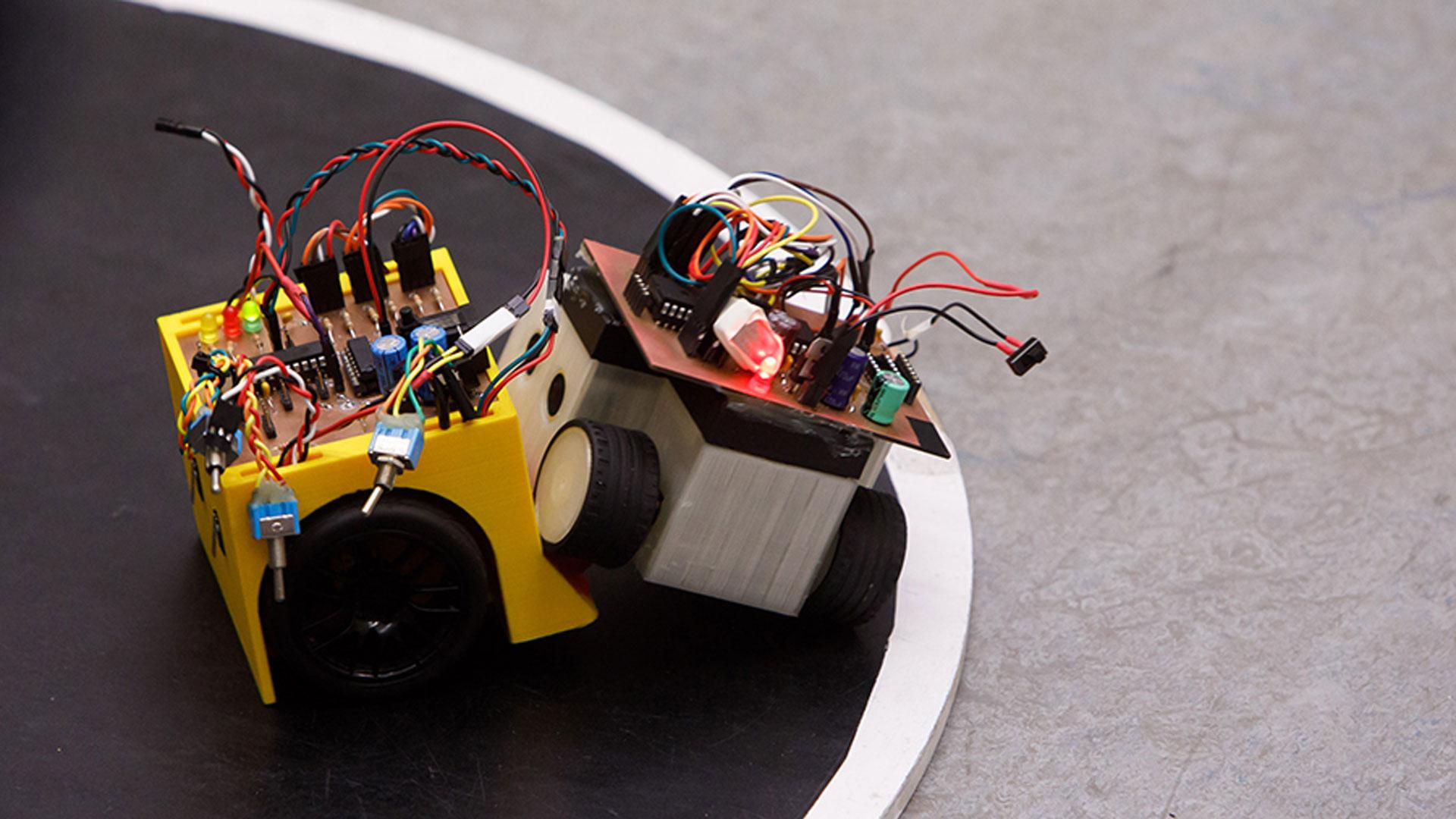 Un robot de minisumo expulsa a otro del tatami en una de las competiciones celebradas en la UPNA