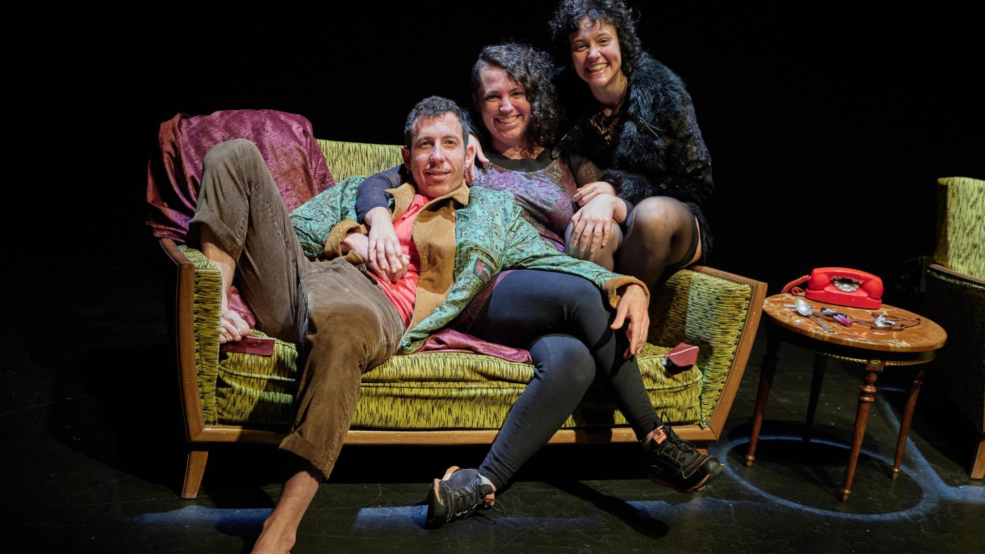 La directora navarra Elur Olabide (centro), junto a los actores Jorge Iglesias y Marina Guerola