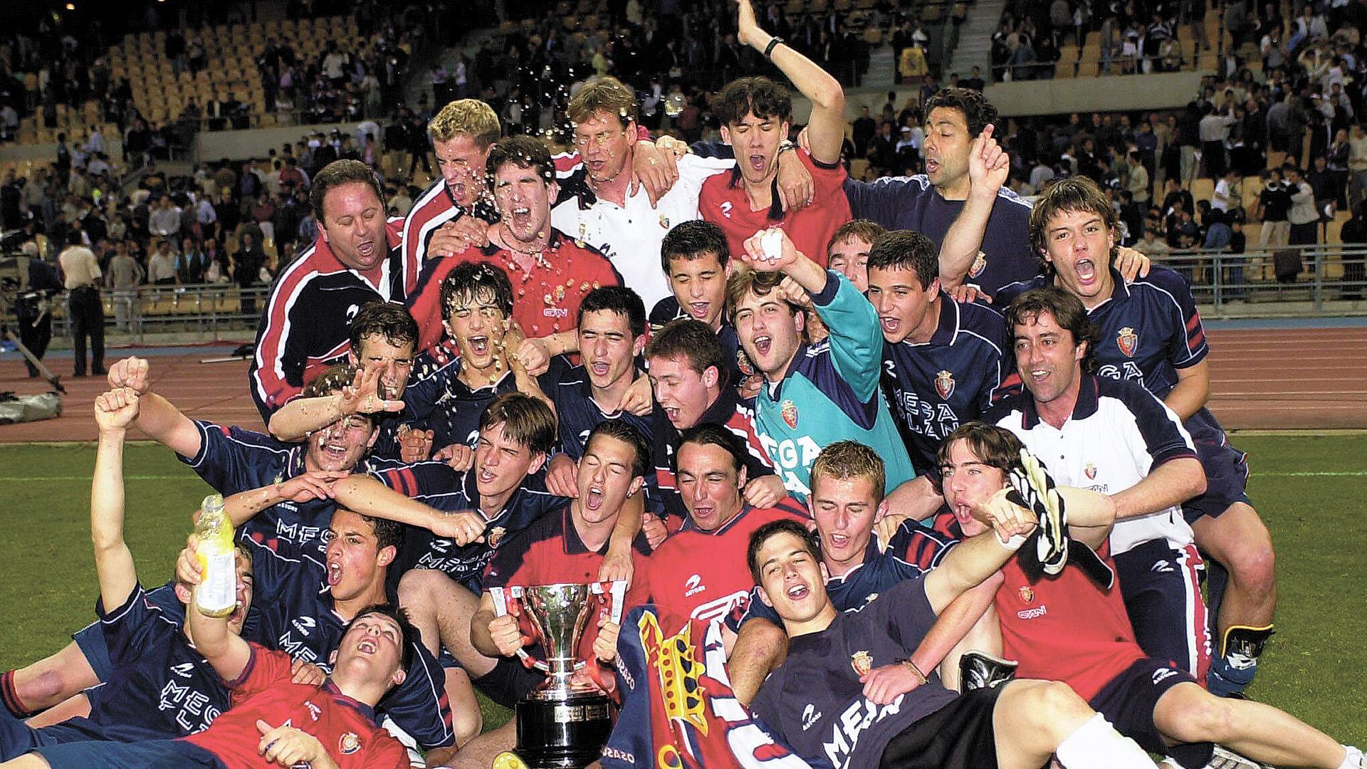 La plantilla juvenil de Osasuna que conquistó en mayo de 2001 el título juvenil en La Cartuja. A la derecha, de azul, Markuleta