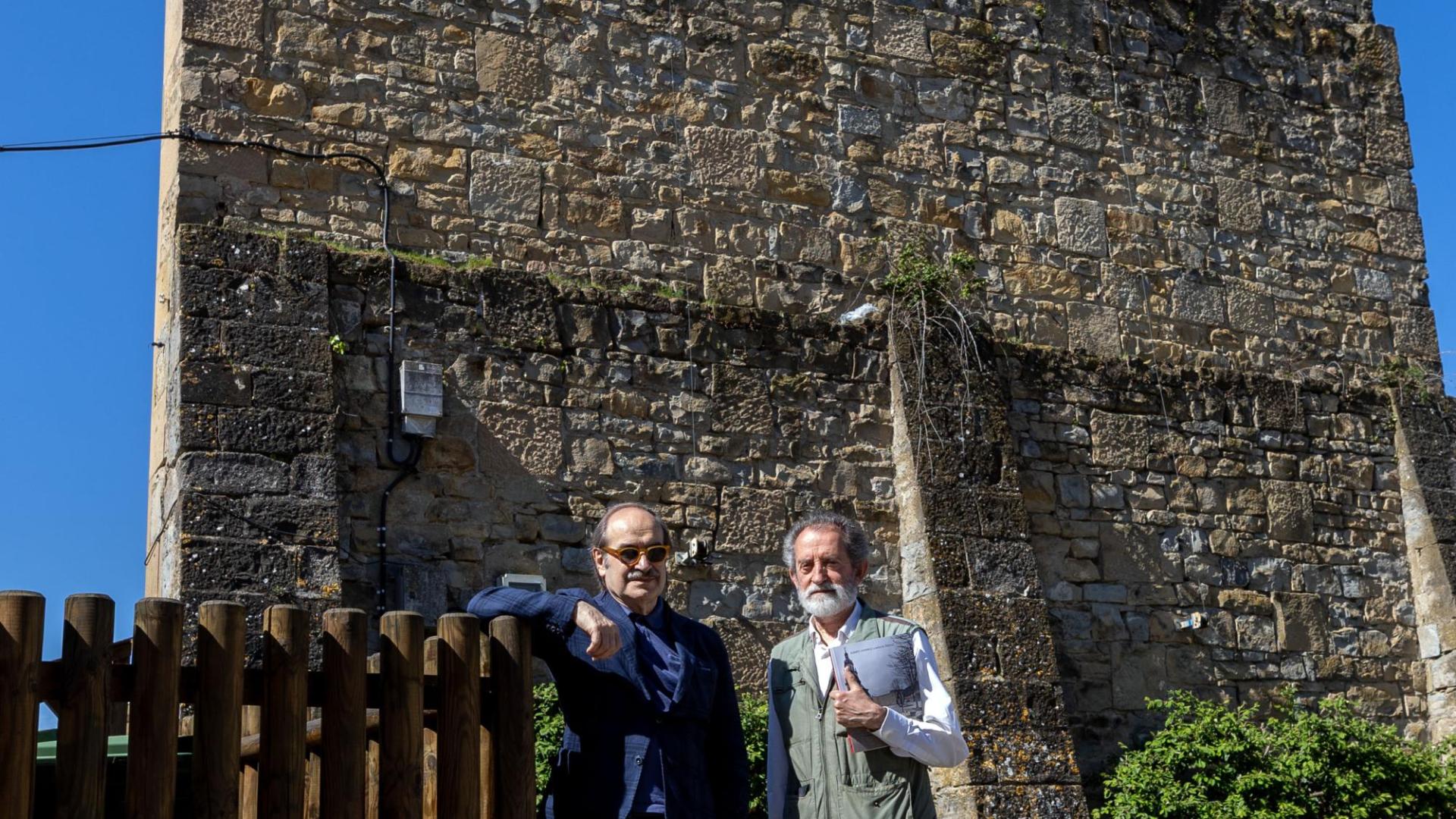 Manuel Íñiguez y Alberto Ustarroz, este jueves, en la plaza de Urroz-Villa