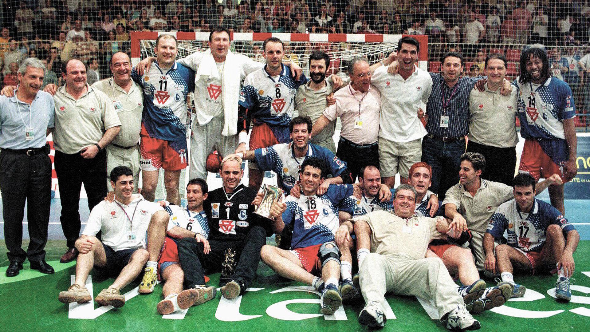 El Portland San Antonio que ganó la Copa del Rey en 2001. Era la segunda del club, tercera para Mateo Garralda (de pie, 4º por la dcha.)