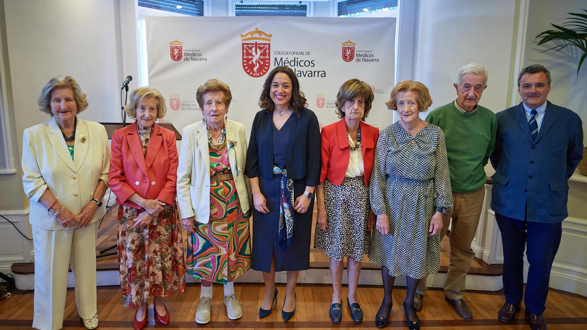 Izda a dcha: Maribel Sota, Mª Ángeles Sota, Mª Antonia Sota, Lucía Moreno, Ana Sota, Cristina Sota, Federico Sota y Rafael Teijeira durante la entrega del II premio Federico Soto a la investigación del suicidio.