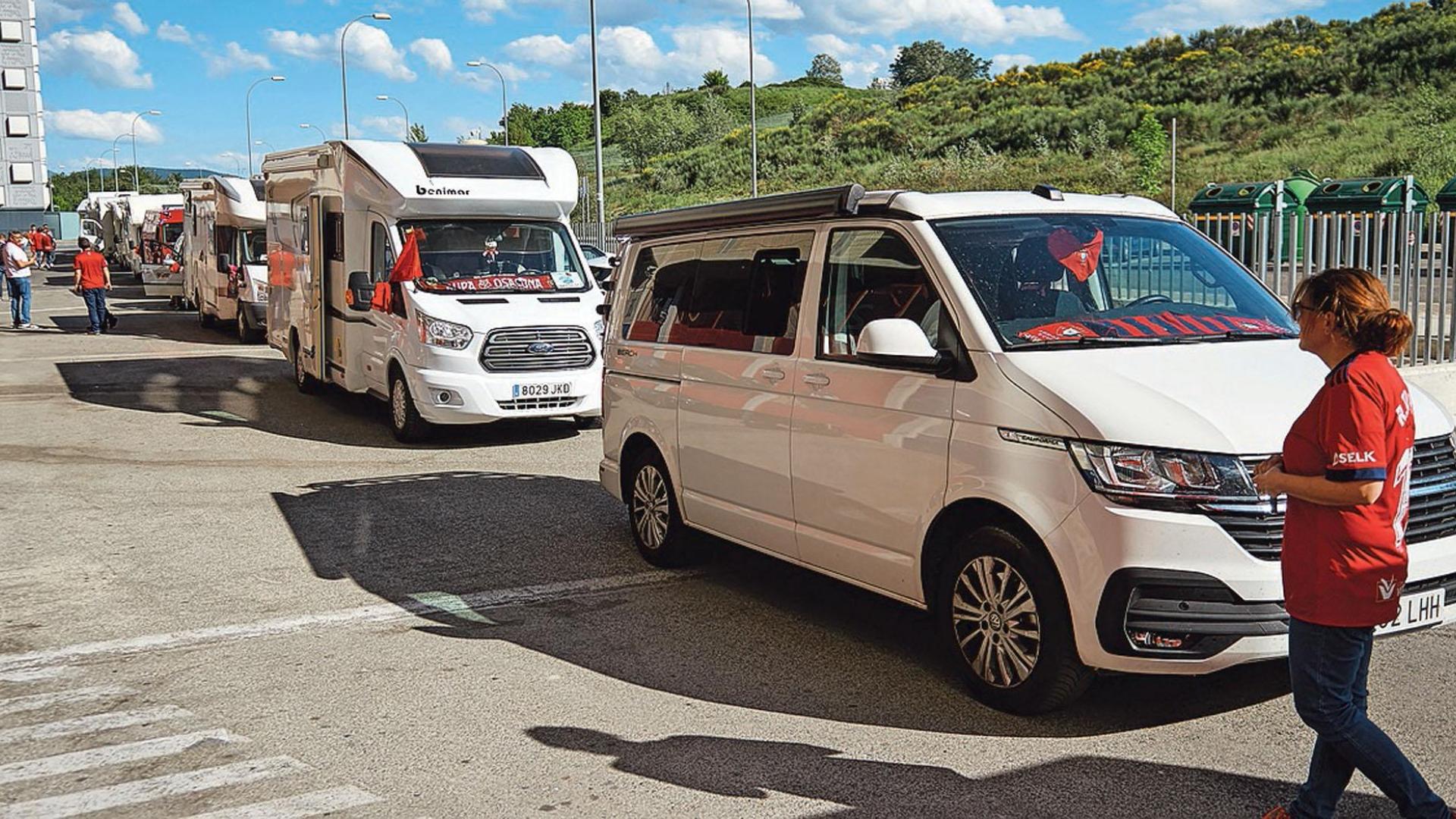 La flota de caravanas organizada por Jorge Oroz, instantes antes de partir hacia Sevilla desde El Sadar