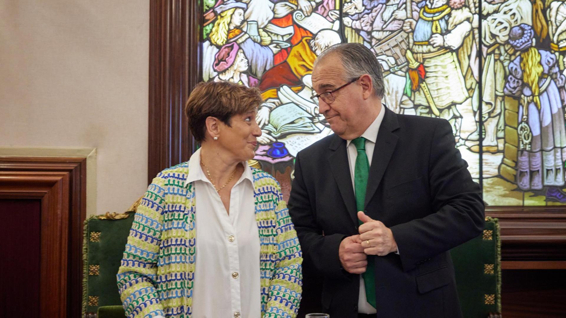 Mirada cómplice entre Ana Elizalde y Enrique Maya, que dejan la política municipal