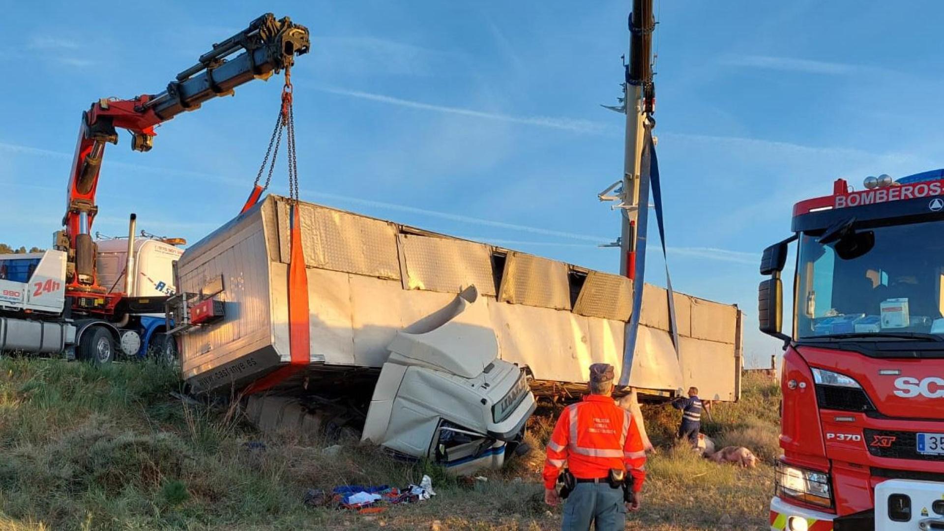 Dos grúas retiran el vehículo siniestrado