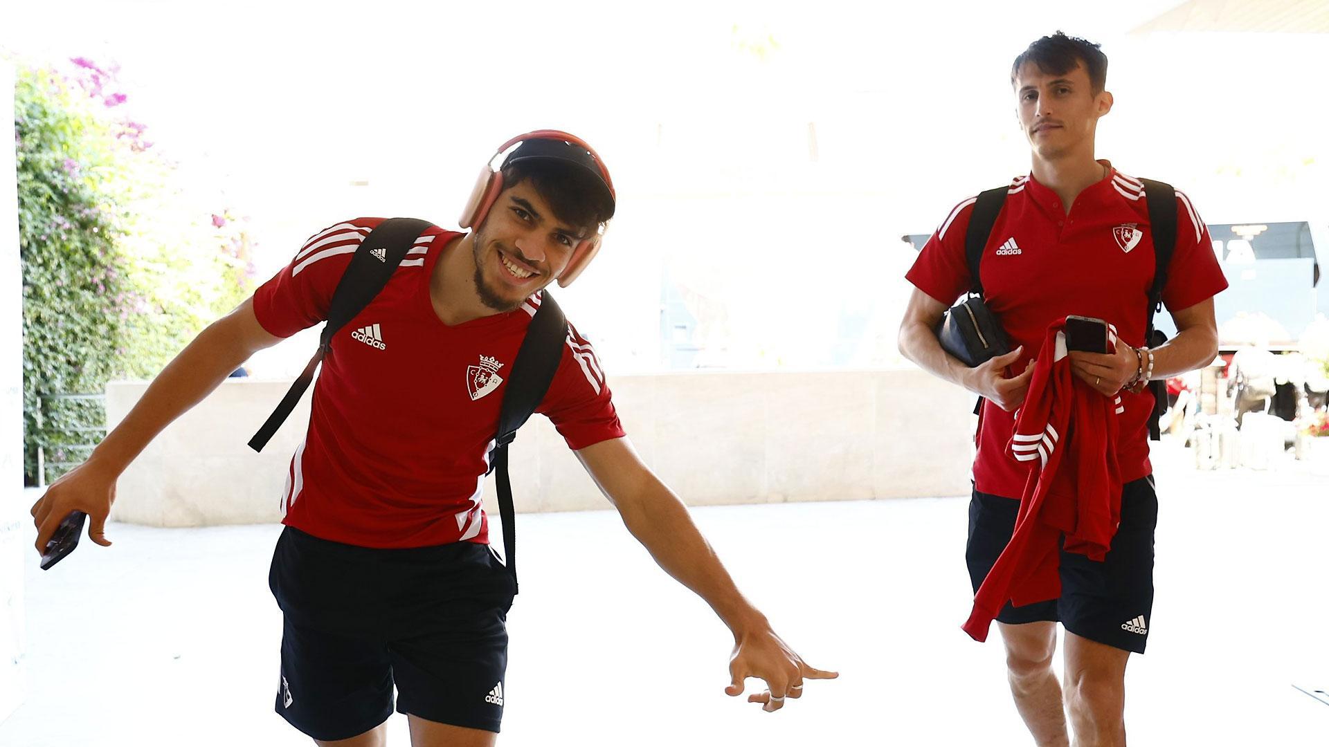 Los jugadores de Osasuna Abde y Budímir, a su llegada a Sevilla