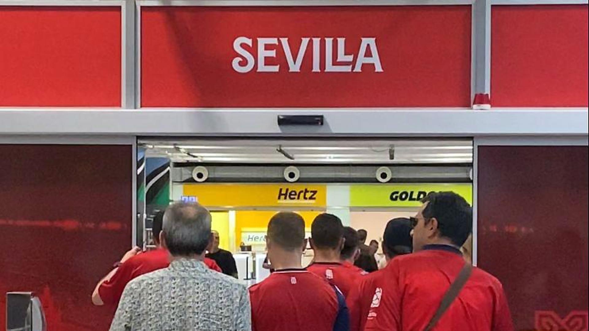 Un grupo de aficionados de Osasuna, a su llegada al aeropuerto de Sevilla
