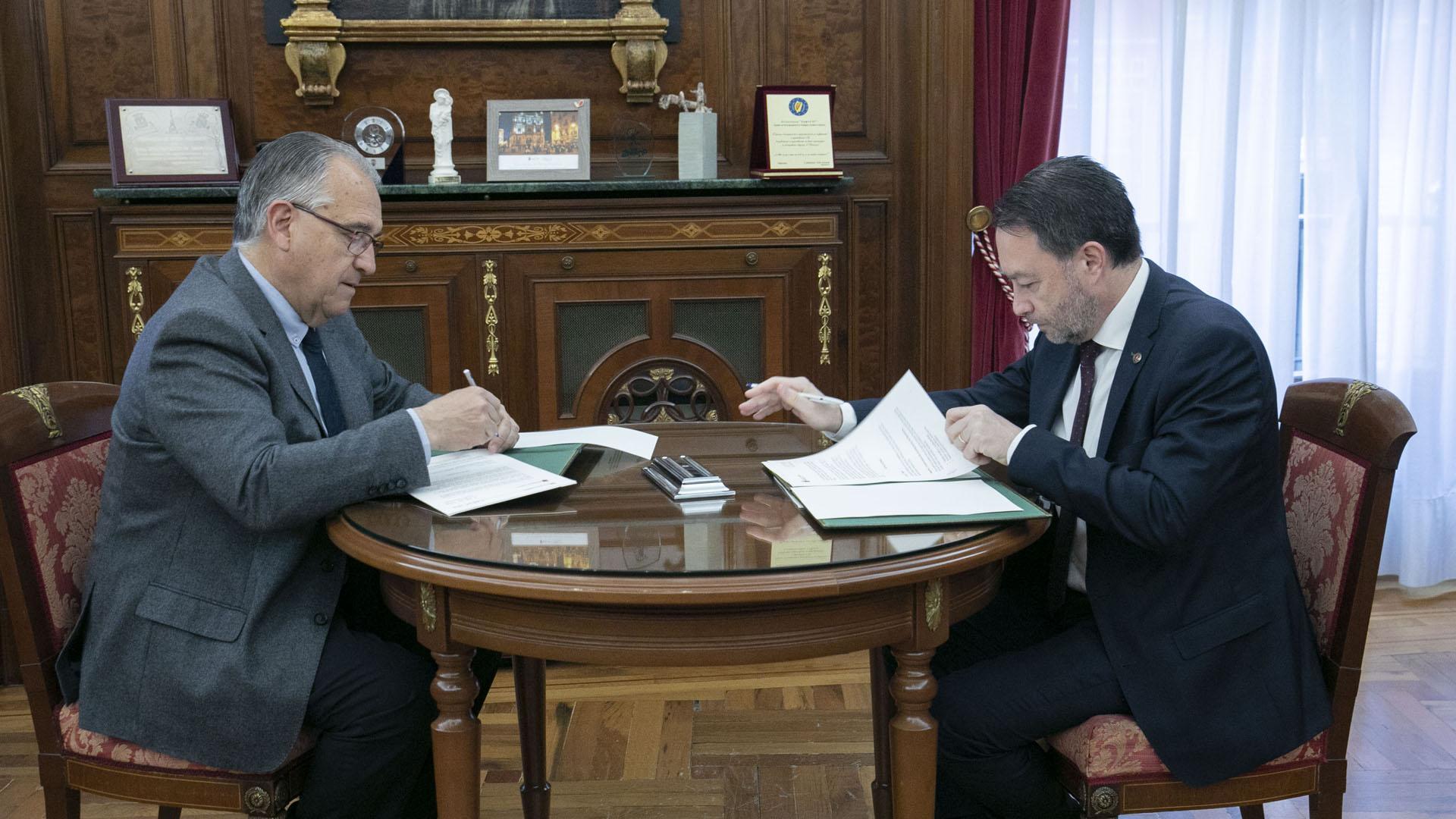 Enrique Maya y Ramón Gonzalo, durante la firma del acuerdo