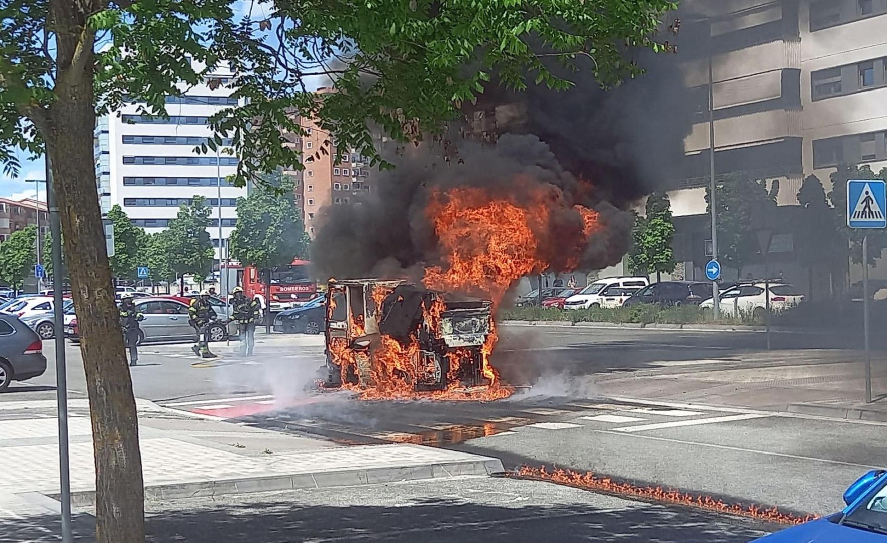 Una barredora ha ardido en el barrio pamplonés de Lezkairu este viernes a las 14.30 horas de la tarde