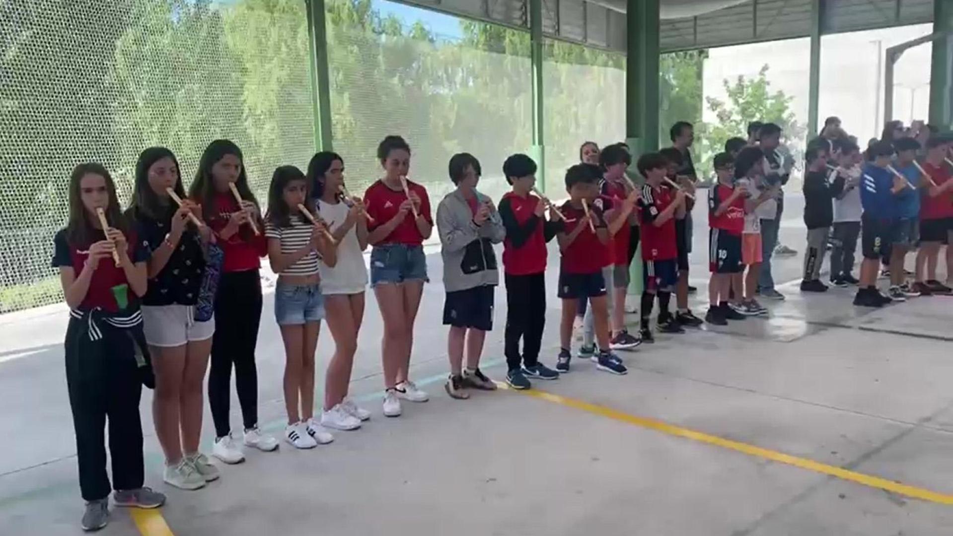 Los alumnos del Colegio Público Hermanas Uriz Pi de Sarriguren han interpretado el Himno de Osasuna con sus flautas