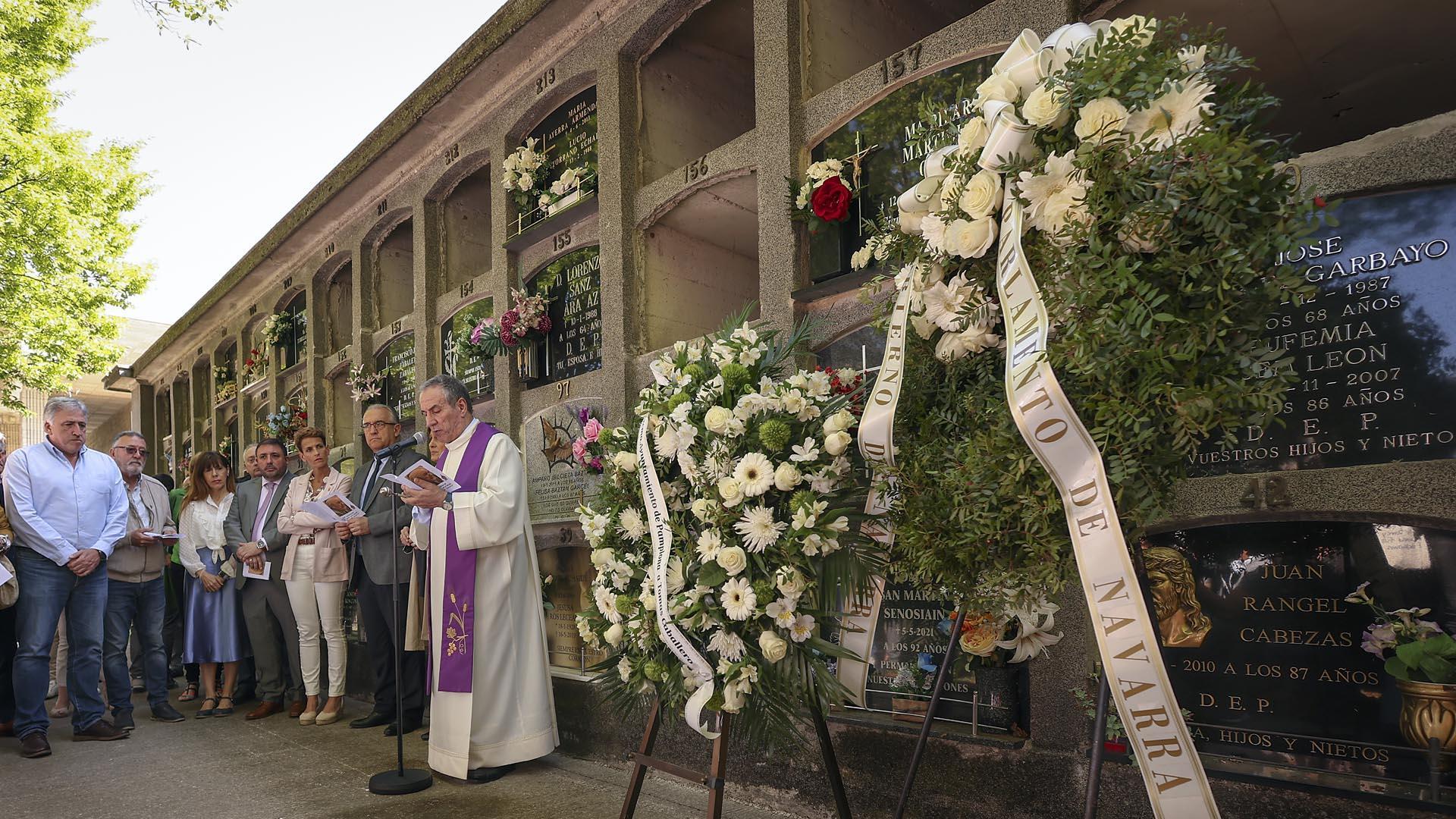 Ofrenda floral en homenaje a Tomás Caballero en el cementerio de San José de Pamplona.