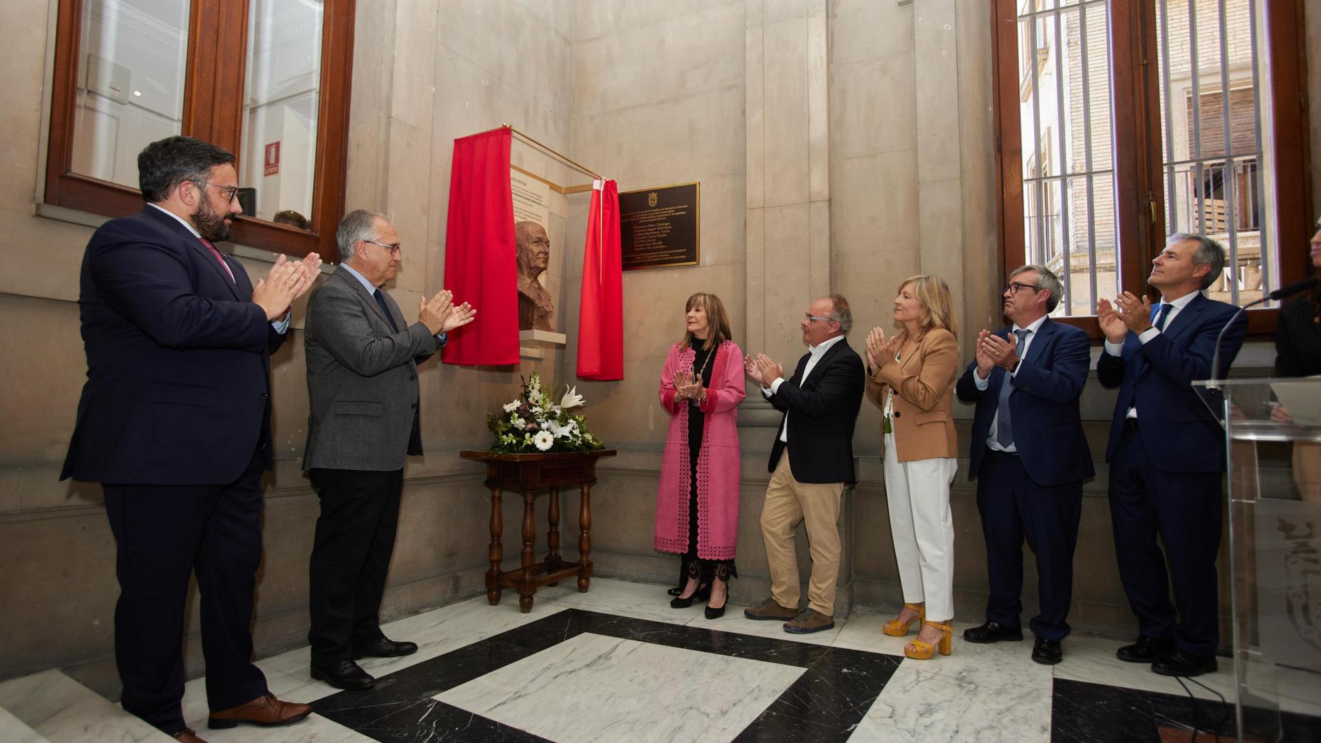 El alcalde y familiares de Tomás Caballero descubren el busto en el zaguán del Ayuntamiento de Pamplona