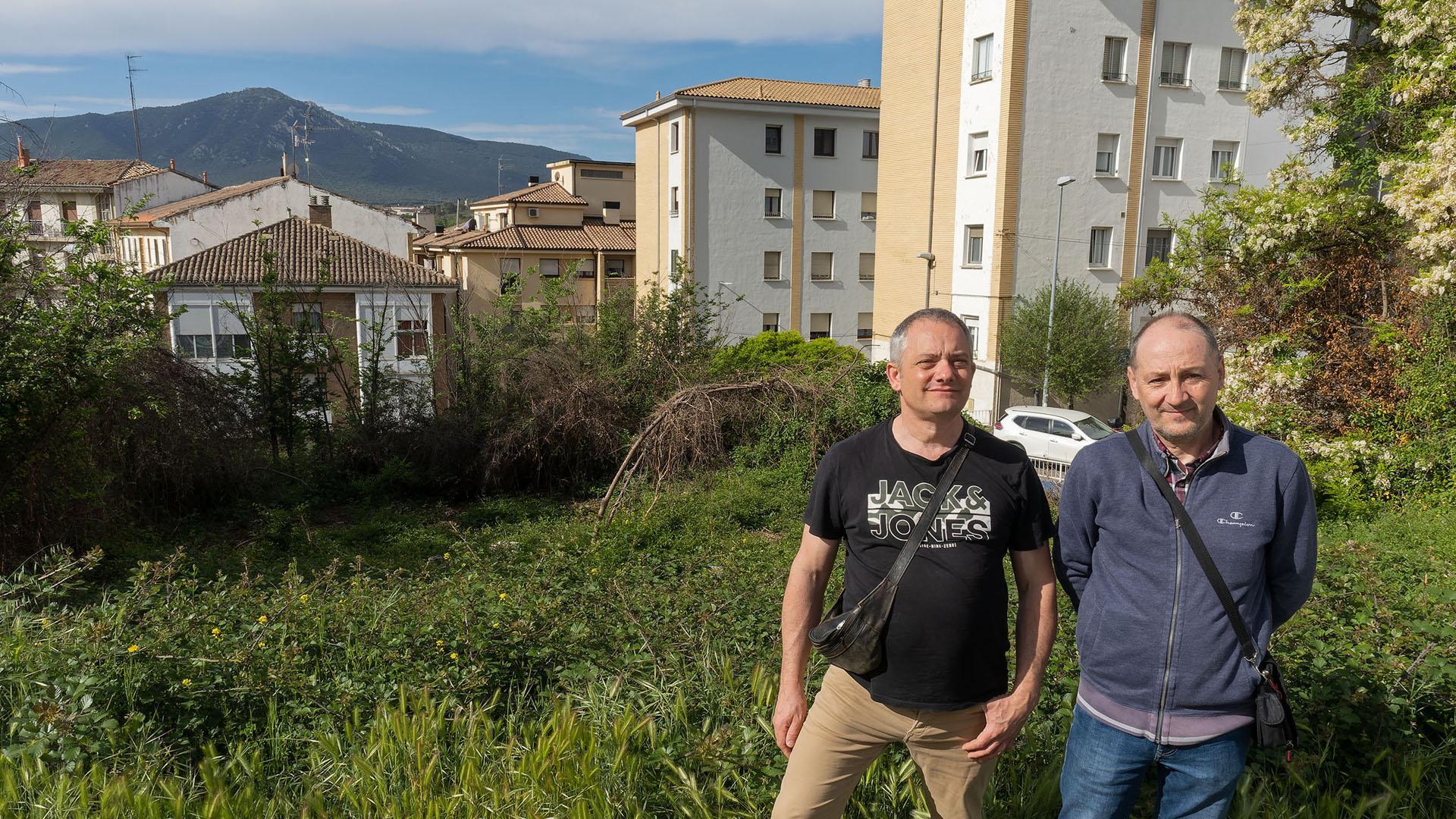 Desde la izda., Jesús San Félix Chandía, presidente de la Asociación de vecinos de Lizarra; y Julio Ruiz Osés, secretario, frente al terreno que van a preparar en auzolan como huerto urbano