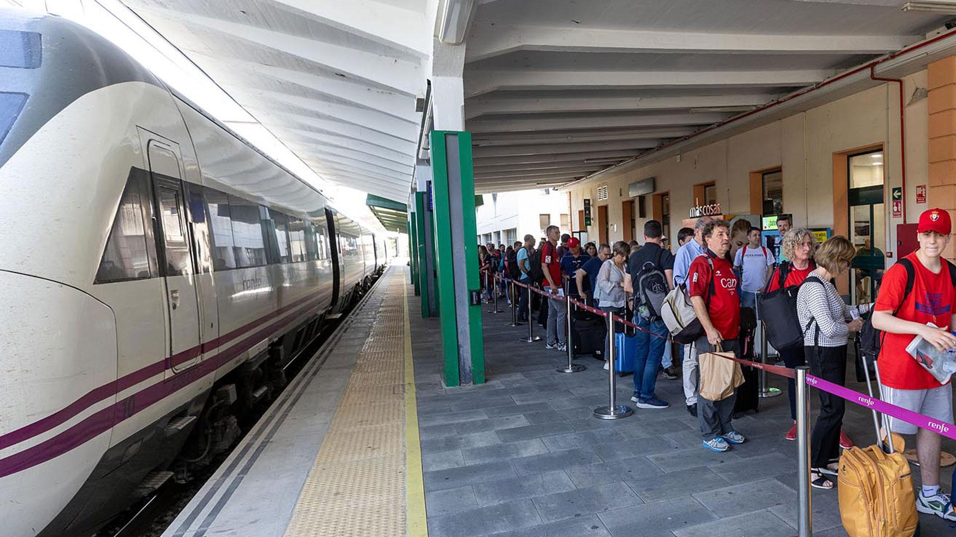Aficionados rojillos esperan para subirse al tren en la estación de Pamplona