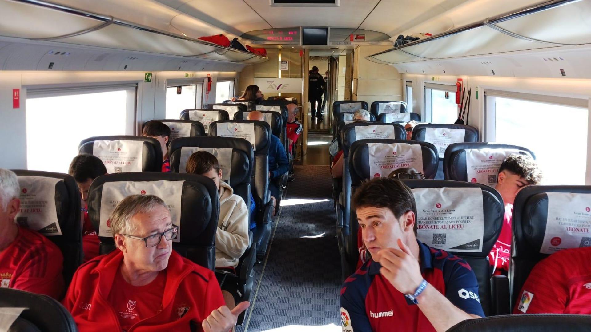Afición de Osasuna en el AVE a Zaragoza