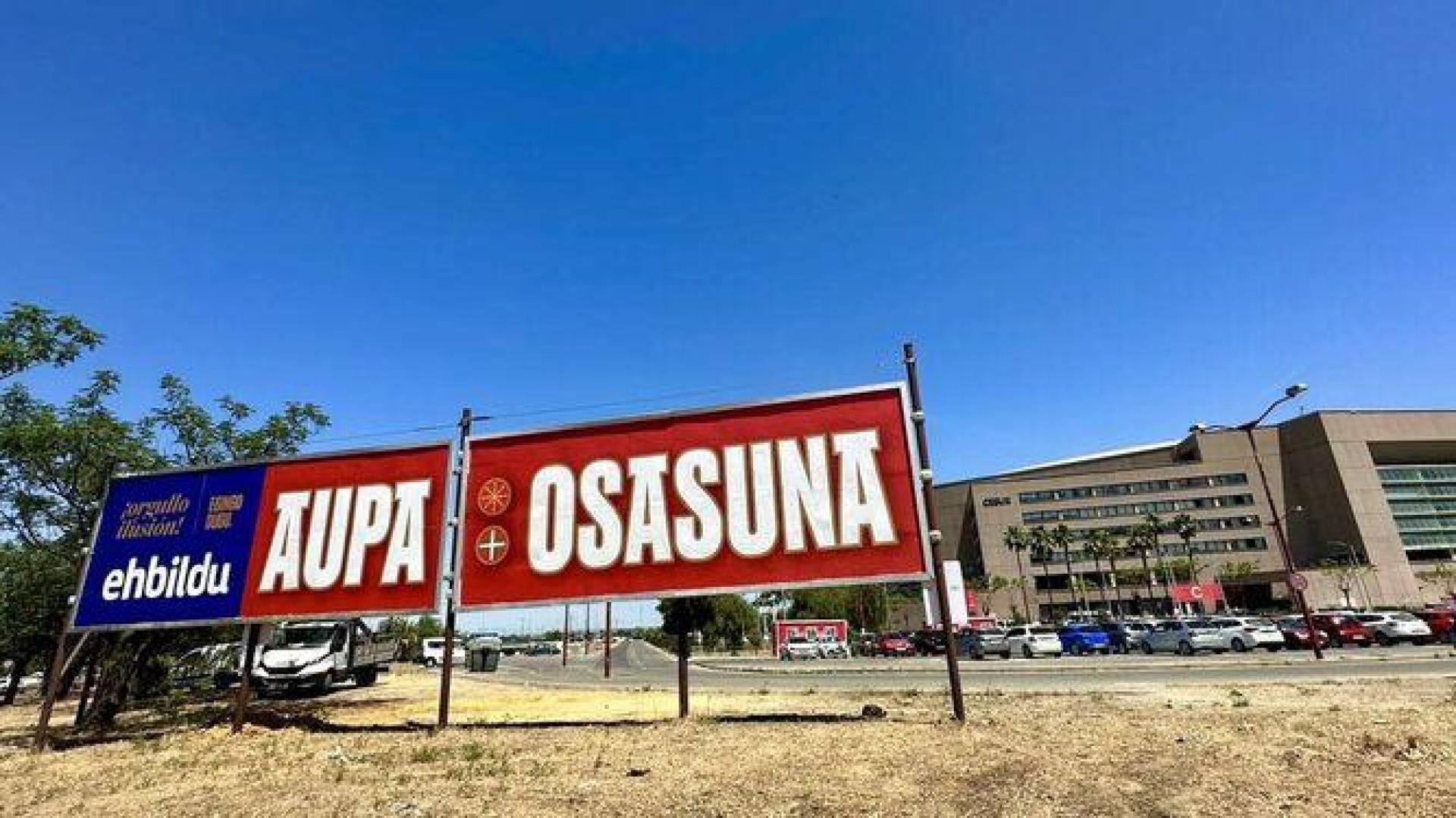 Valla publicitaria de EH Bildu junto al estadio de La Cartuja