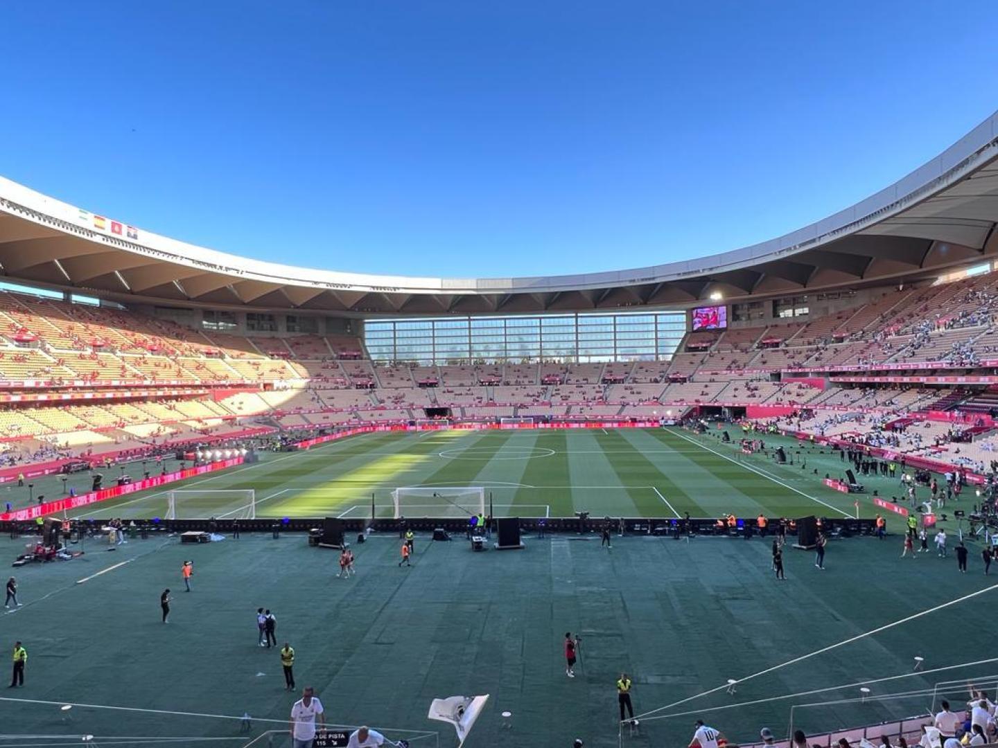 Al frente, el fondo en el que se colocará la afición rojilla