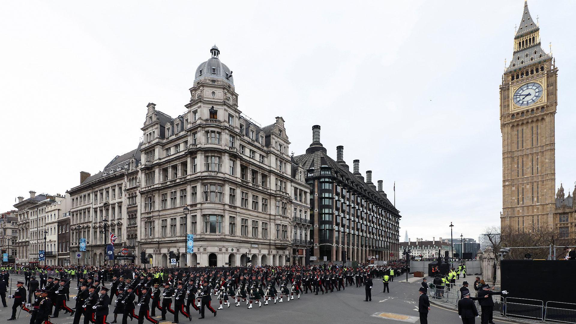 Militares desfilan este sábado junto al Big Ben londinense horas antes de la coronación de Carlos III