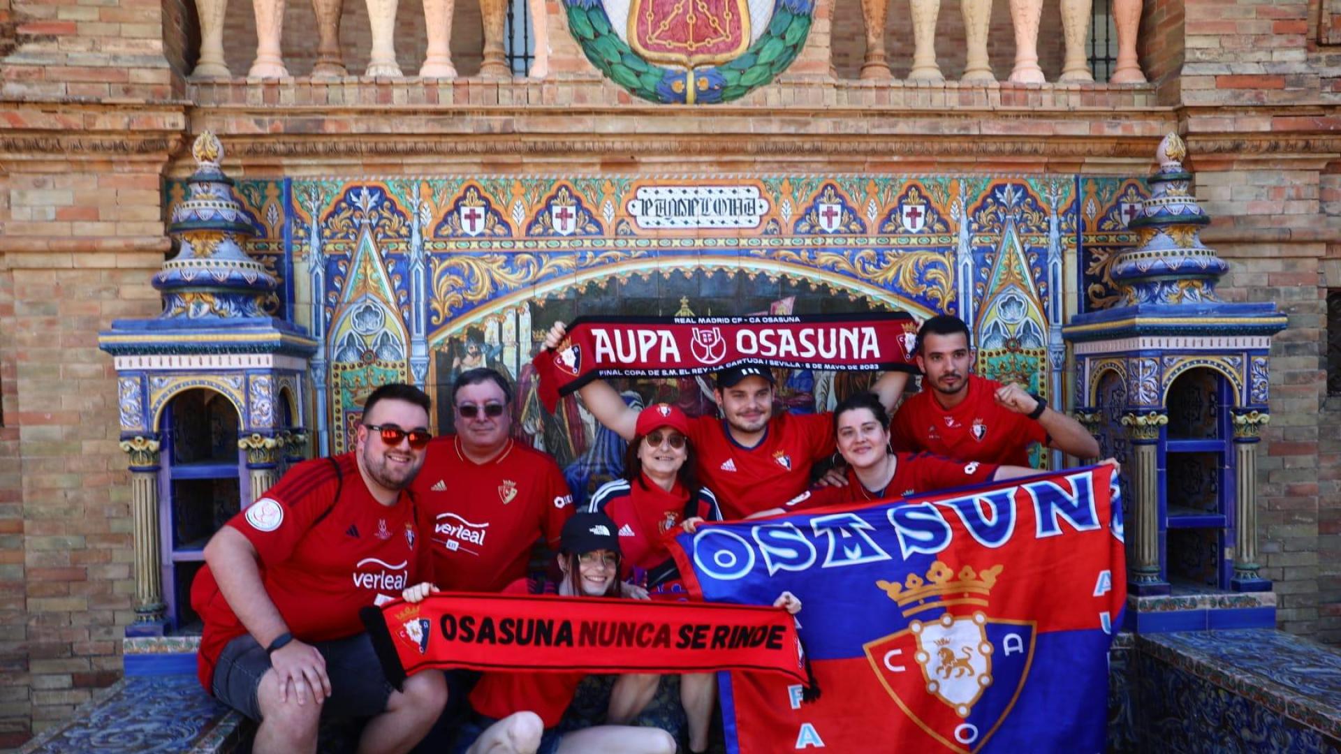 Fotos de los aficionados de Osasuna en Sevilla el día de la final de la Copa del Rey. /