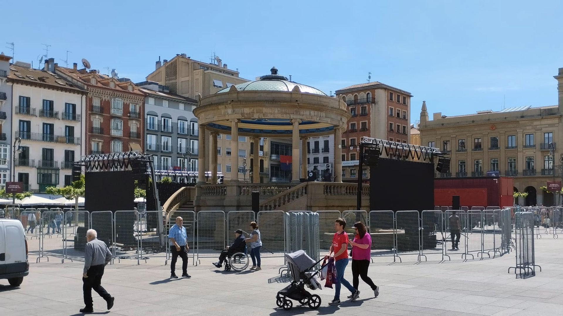 Pantallas gigantes instaladas en la plaza del Castillo de Pamplona para ver la final de Copa entre Osasuna y Real Madrid