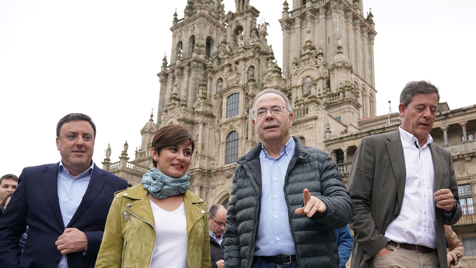 La ministra de Política Territorial y portavoz del Gobierno, Isabel Rodríguez, el alcalde de Santiago, Xosé Sánchez Bugallo, el secretario el PSdeG, Valentín González Formoso, y el delegado del Gobierno en Galicia, José Ramón Gómez Besteiro