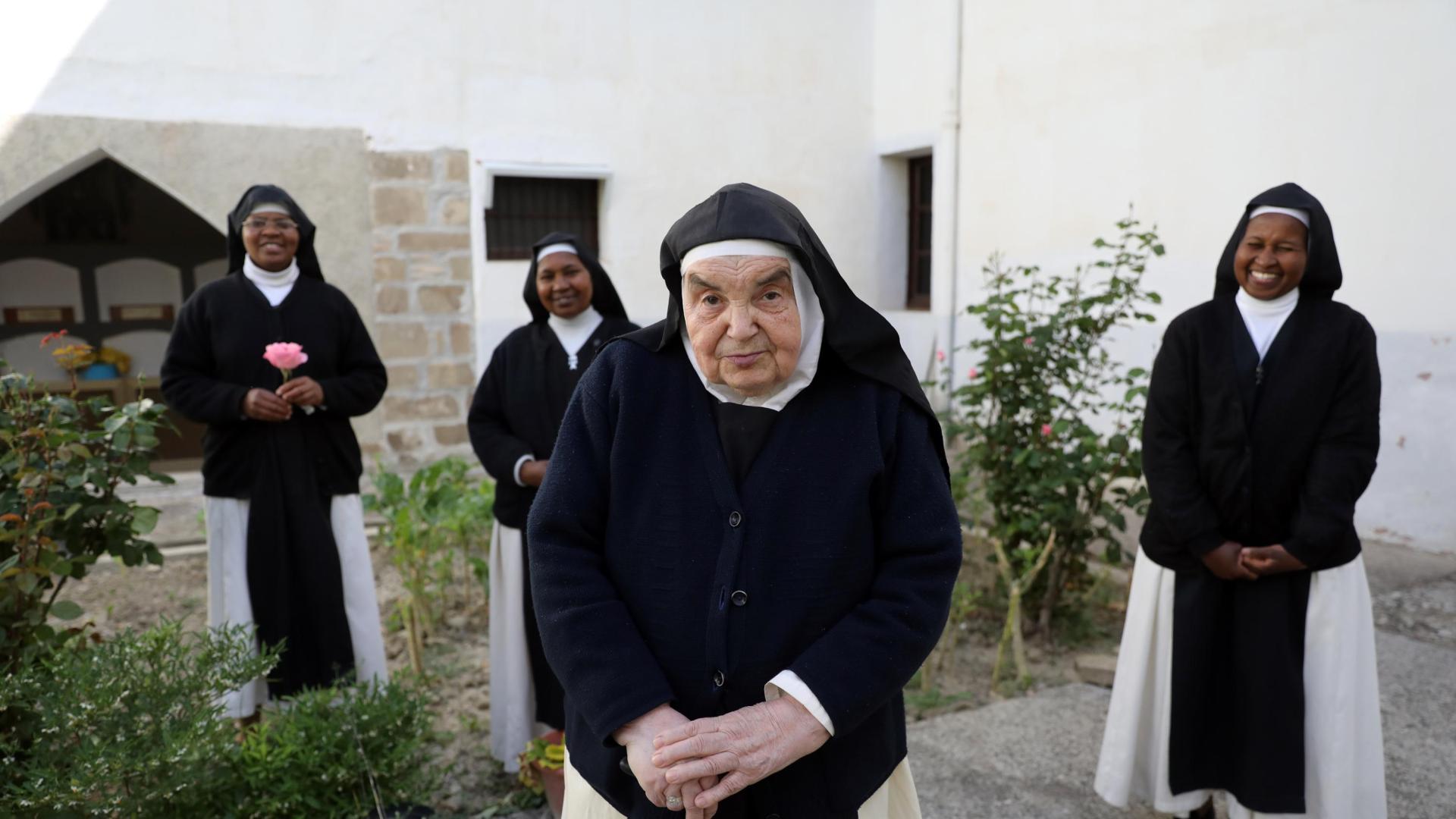 María Jesús Jáuregui Compains en el patio del convento, con tres de las hermanas.