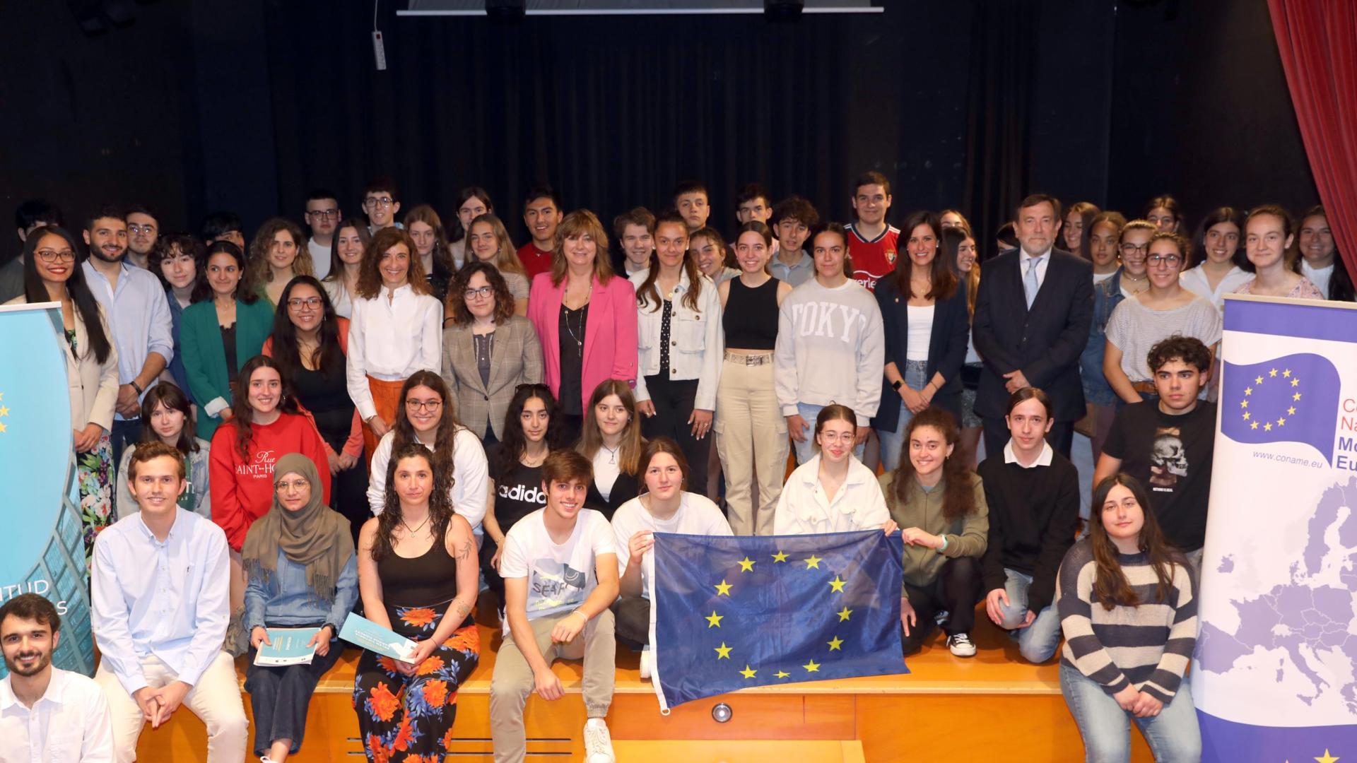 Participantes y autoridades de la I Olimpiada nacional sobre la UE, celebrada el sábado 6 de mayo en la Casa de la Juventud de Pamplona