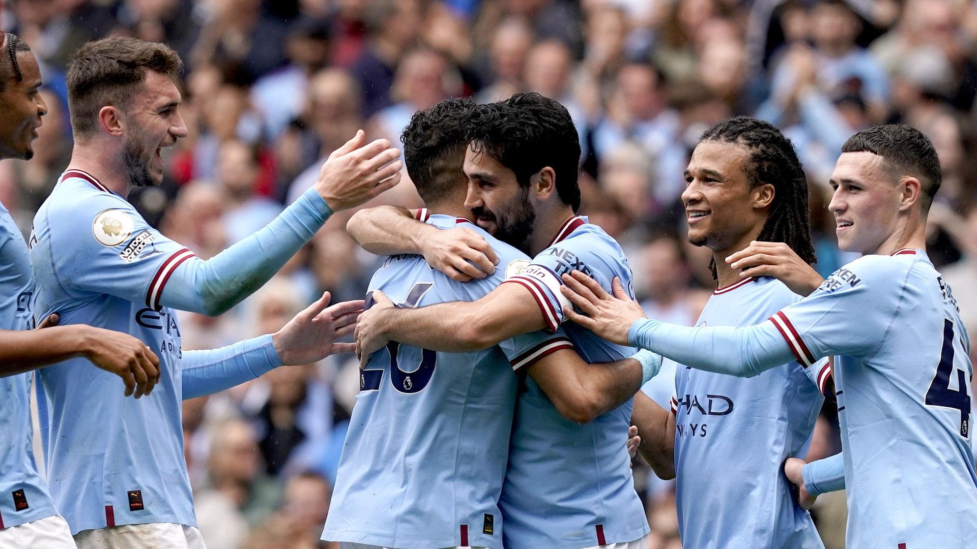Los jugadores del City celebran uno de los goles