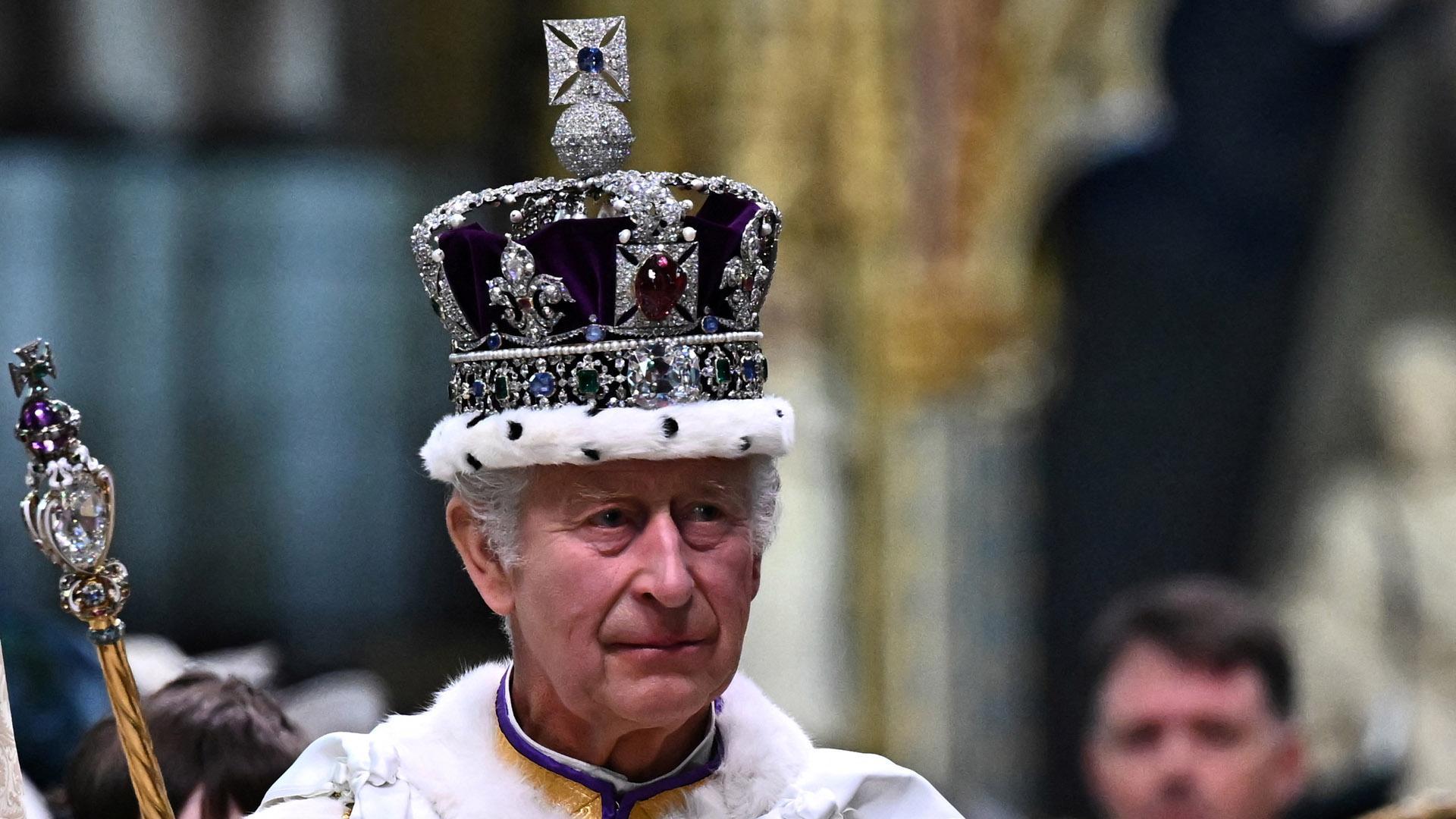 Carlos III, con la corona imperial. El ‘rubí’ del Príncipe Negro es la gran joya rojiza en el centro