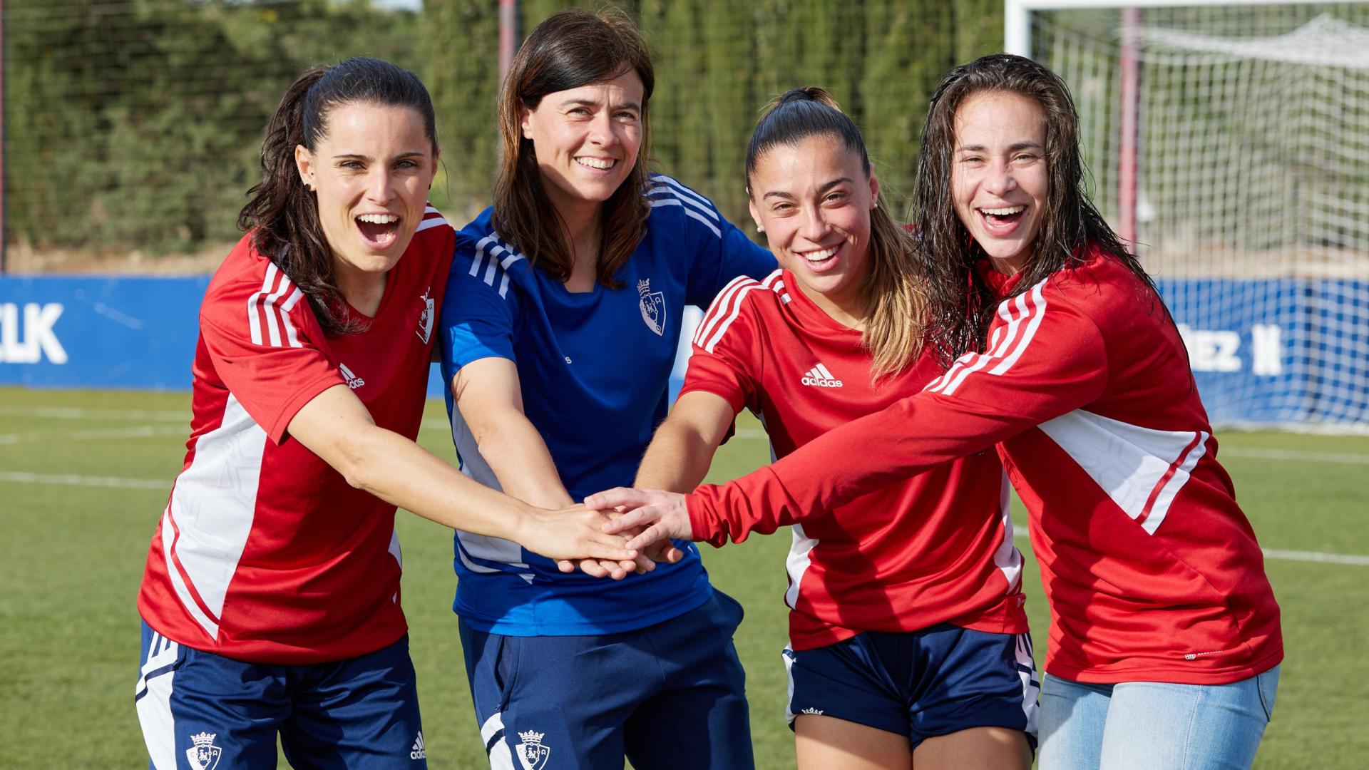 A: J.P. Urdíroz
F: 26-04-2023
P: Miriam Rivas, Kakun Mainz, Iara Lacosta, Leyre Fernández
L: Pamplona
T: Instalaciones del C.A. Osasuna en Tajonar. Entrenadora y capitanas del primer equipo femenino de Osasuna.
