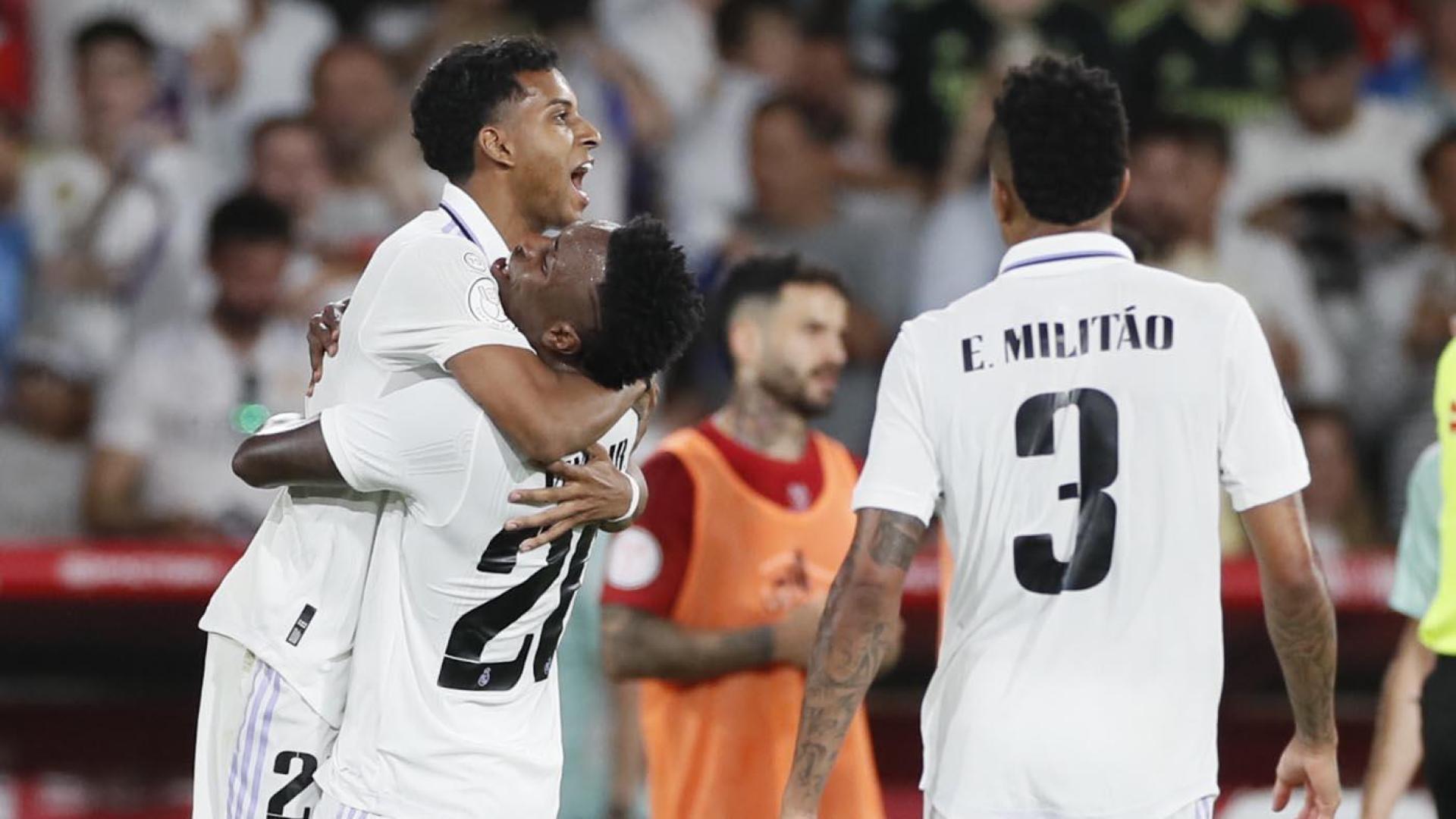 Rodrygo recibe las felicitaciones de sus compañeros tras poner el 2-1 en el marcador