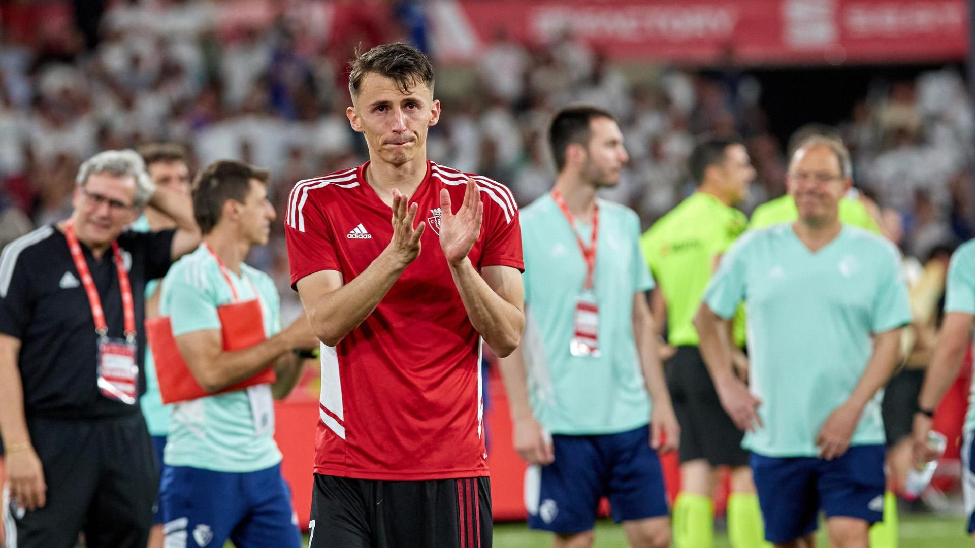 El delantero croata Ante Budimir, con cara de emoción, aplaude a los aficionados rojillos al término del partido