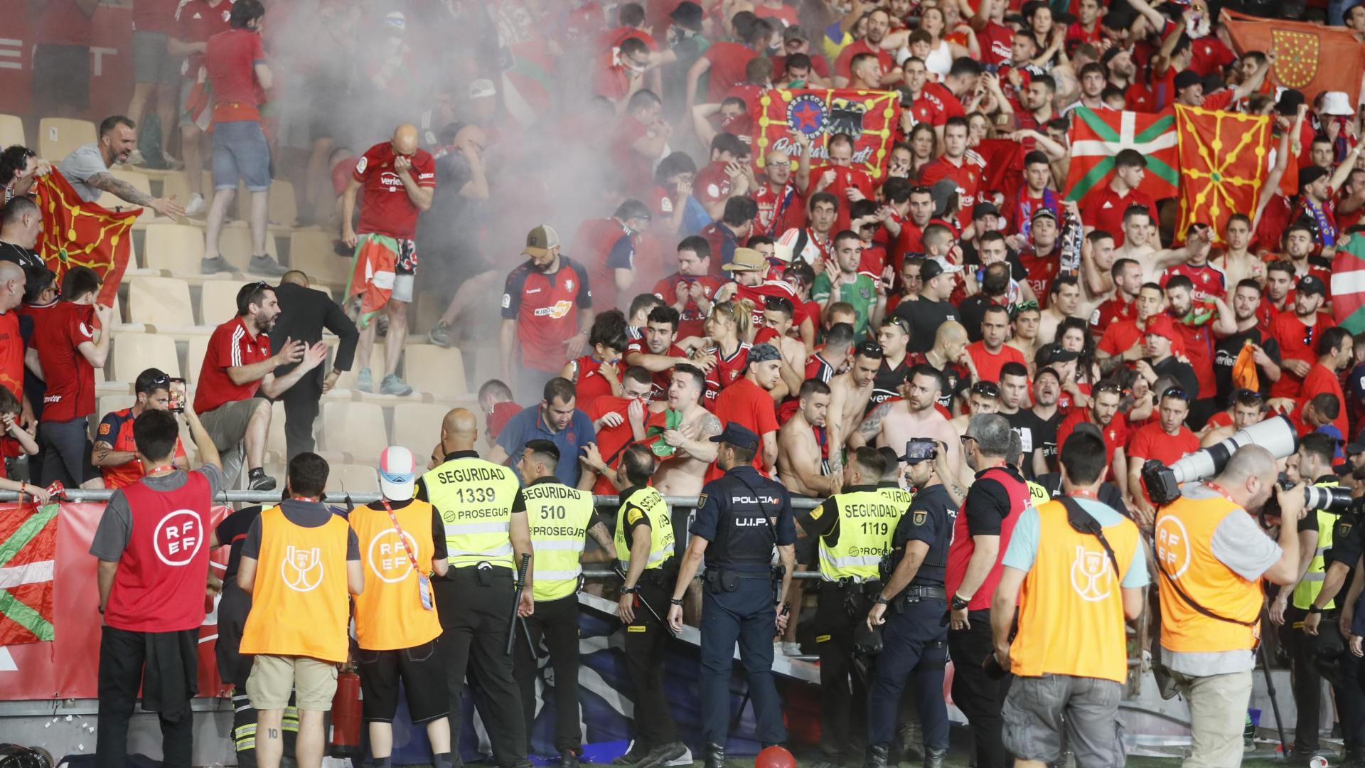 Momentos tensos tras la caída de una valla después del gol de Lucas Torró.